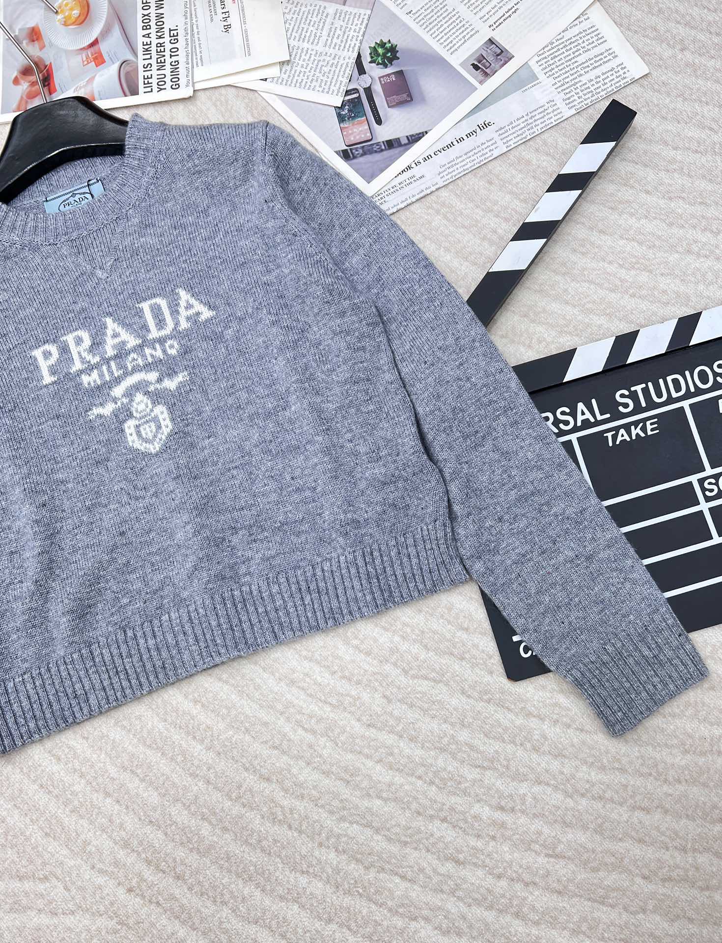 Prada24SS普拉达早春新款字母徽标毛衣，经典了而且上身超舒服 面料超鸡柔软 绝了小短款的款式很显瘦