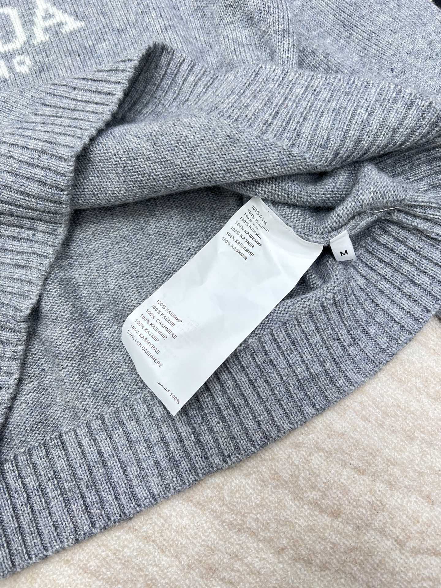 Prada24SS普拉达早春新款字母徽标毛衣，经典了而且上身超舒服 面料超鸡柔软 绝了小短款的款式很显瘦