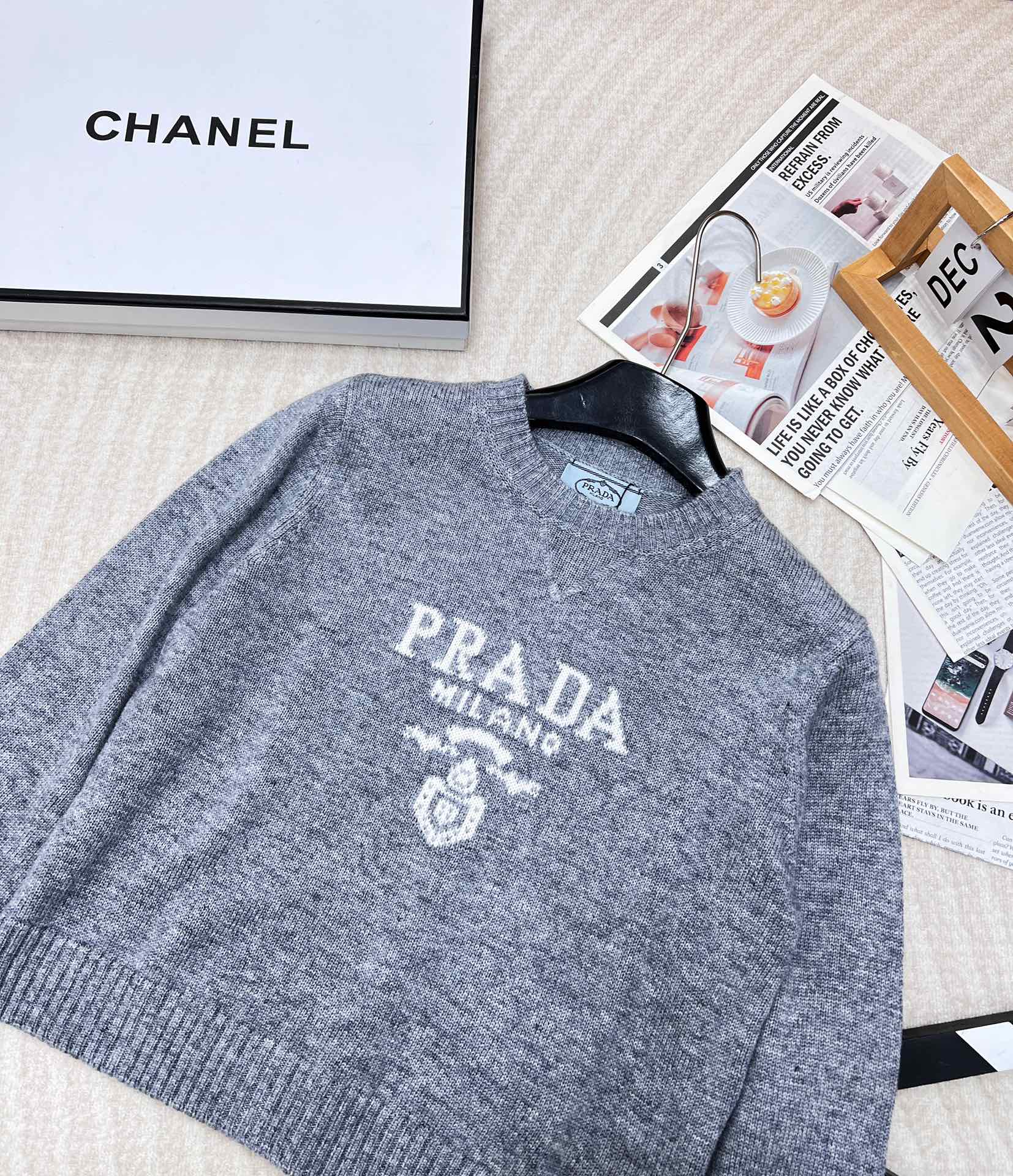 Prada24SS普拉达早春新款字母徽标毛衣，经典了而且上身超舒服 面料超鸡柔软 绝了小短款的款式很显瘦