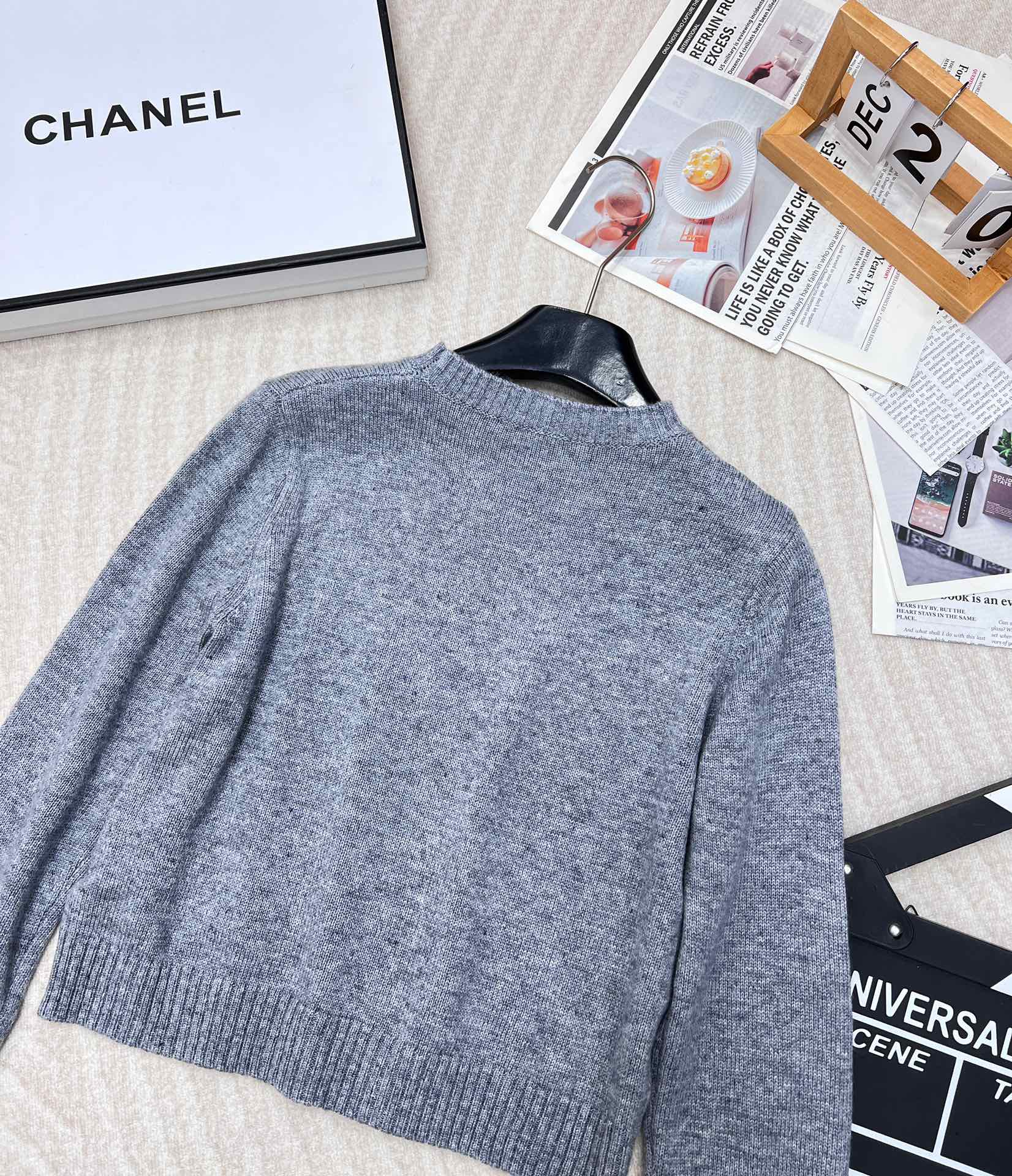 Prada24SS普拉达早春新款字母徽标毛衣，经典了而且上身超舒服 面料超鸡柔软 绝了小短款的款式很显瘦