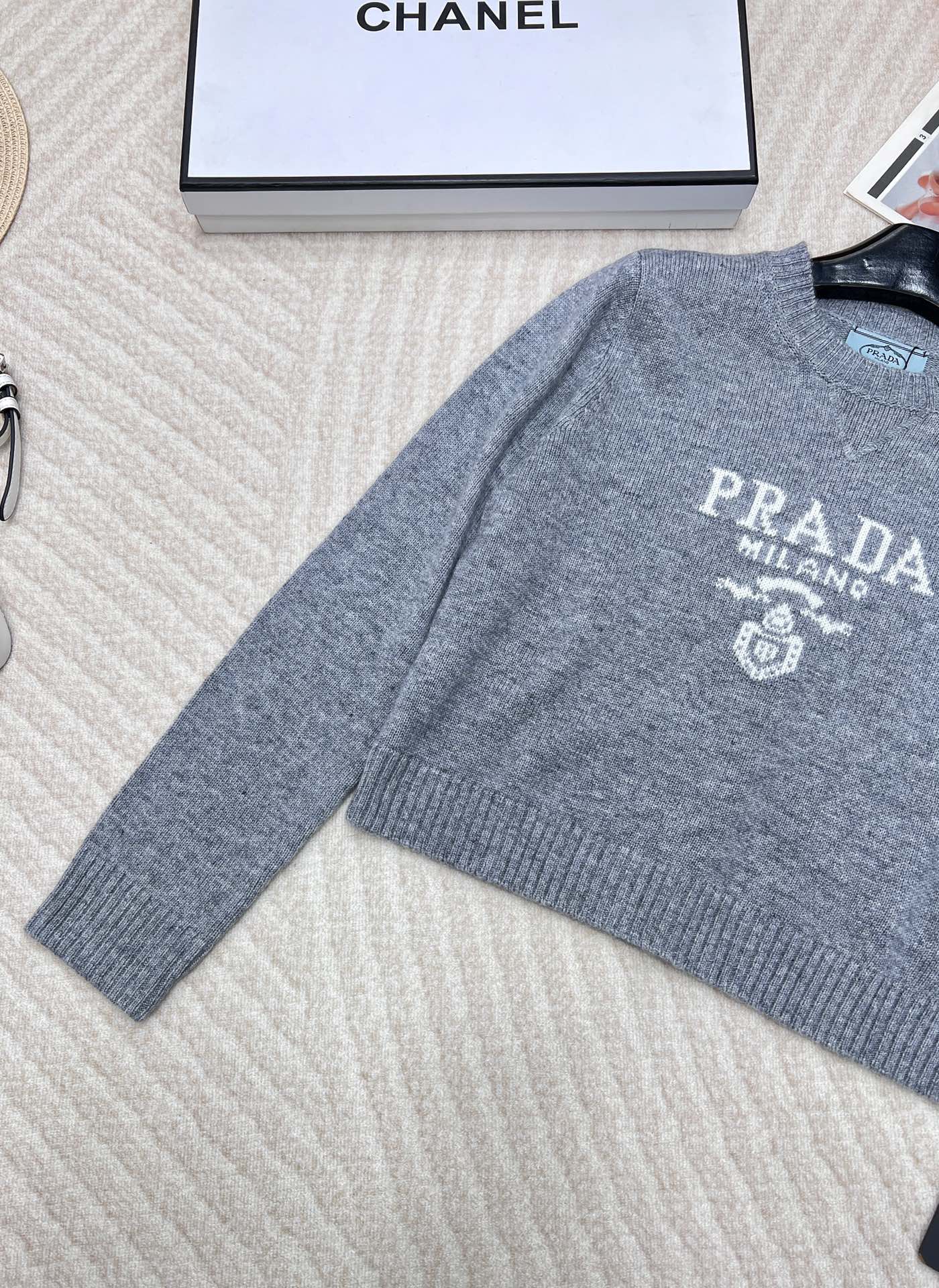 Prada24SS普拉达早春新款字母徽标毛衣，经典了而且上身超舒服 面料超鸡柔软 绝了小短款的款式很显瘦