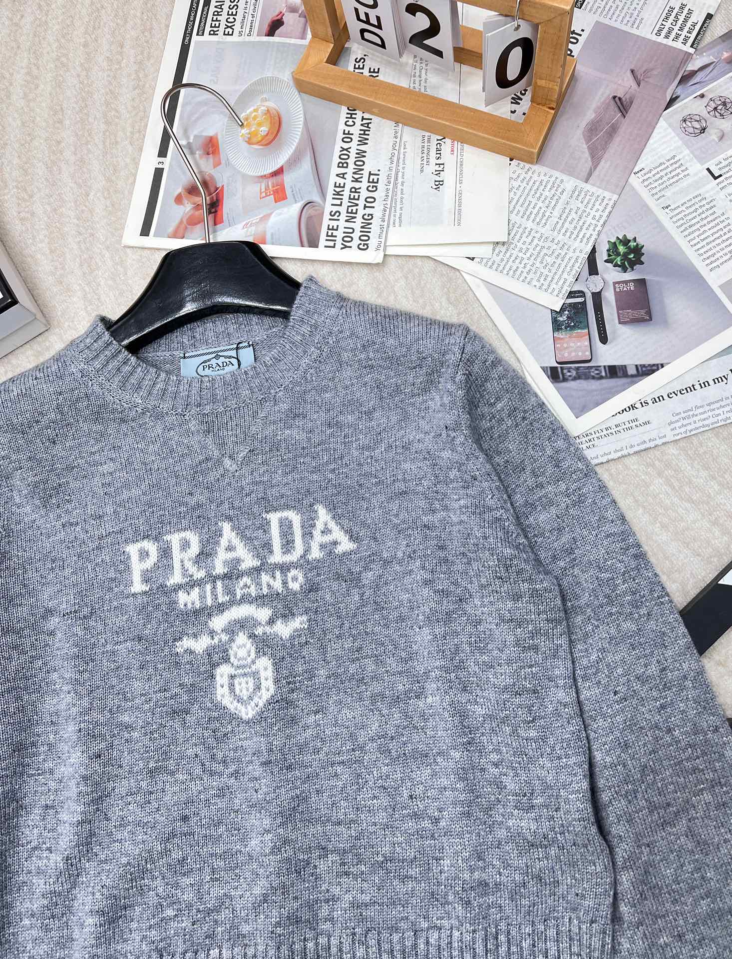 Prada24SS普拉达早春新款字母徽标毛衣，经典了而且上身超舒服 面料超鸡柔软 绝了小短款的款式很显瘦