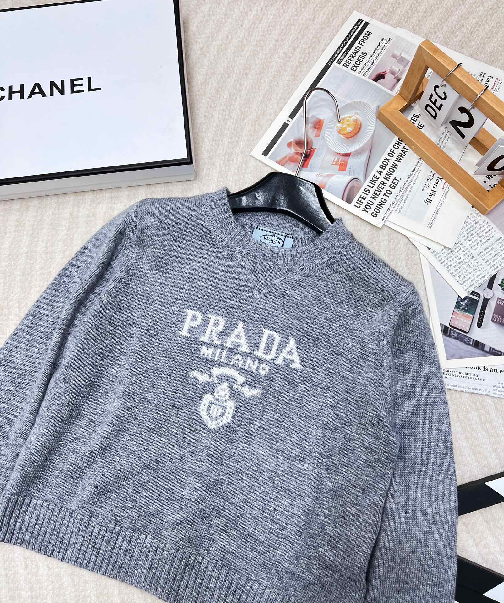 Prada24SS普拉达早春新款字母徽标毛衣，经典了而且上身超舒服 面料超鸡柔软 绝了小短款的款式很显瘦