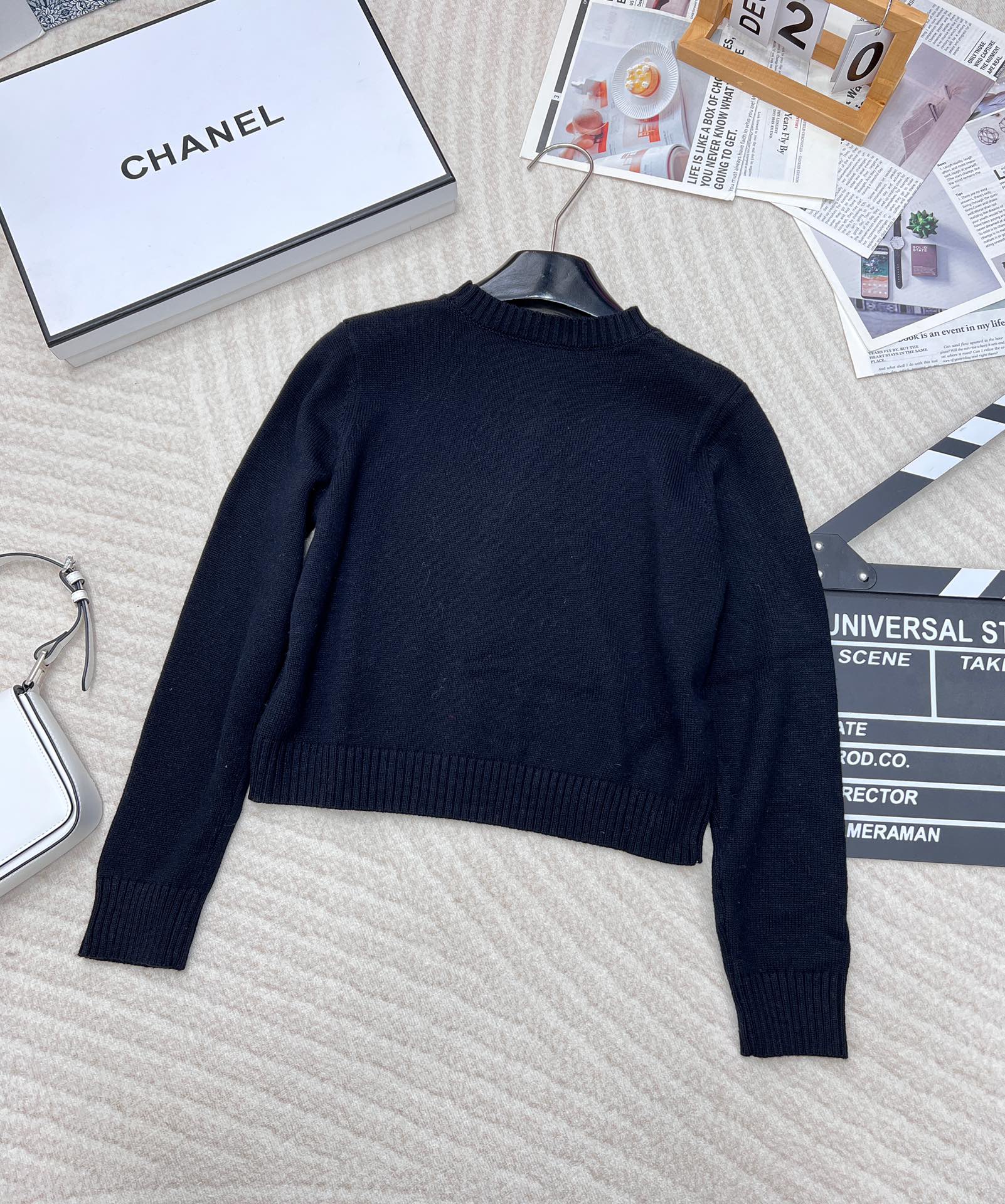 Prada24SS普拉达早春新款字母徽标毛衣，经典了而且上身超舒服 面料超鸡柔软 绝了小短款的款式很显瘦