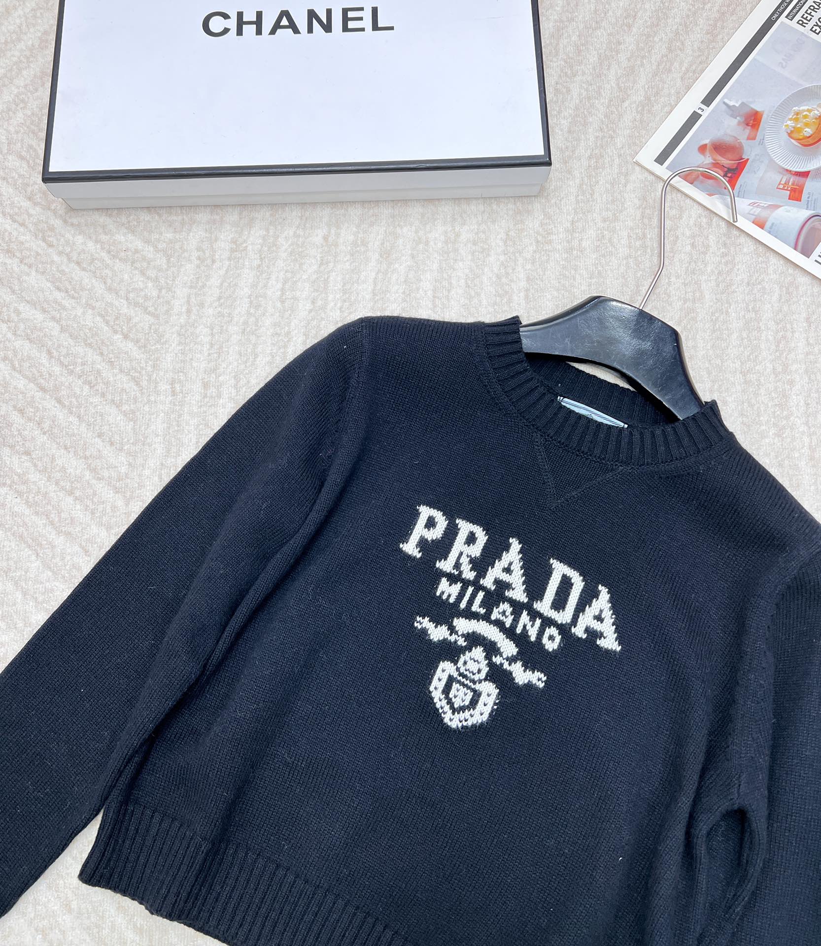 Prada24SS普拉达早春新款字母徽标毛衣，经典了而且上身超舒服 面料超鸡柔软 绝了小短款的款式很显瘦