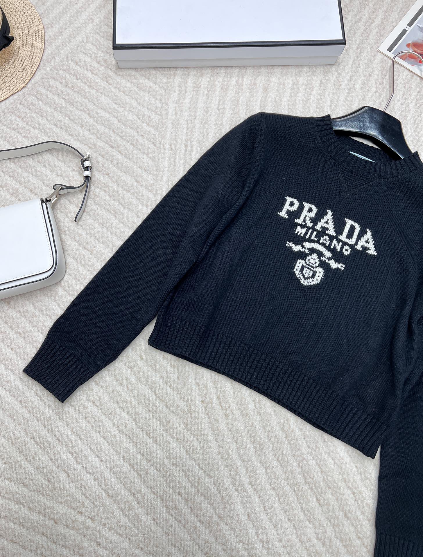 Prada24SS普拉达早春新款字母徽标毛衣，经典了而且上身超舒服 面料超鸡柔软 绝了小短款的款式很显瘦
