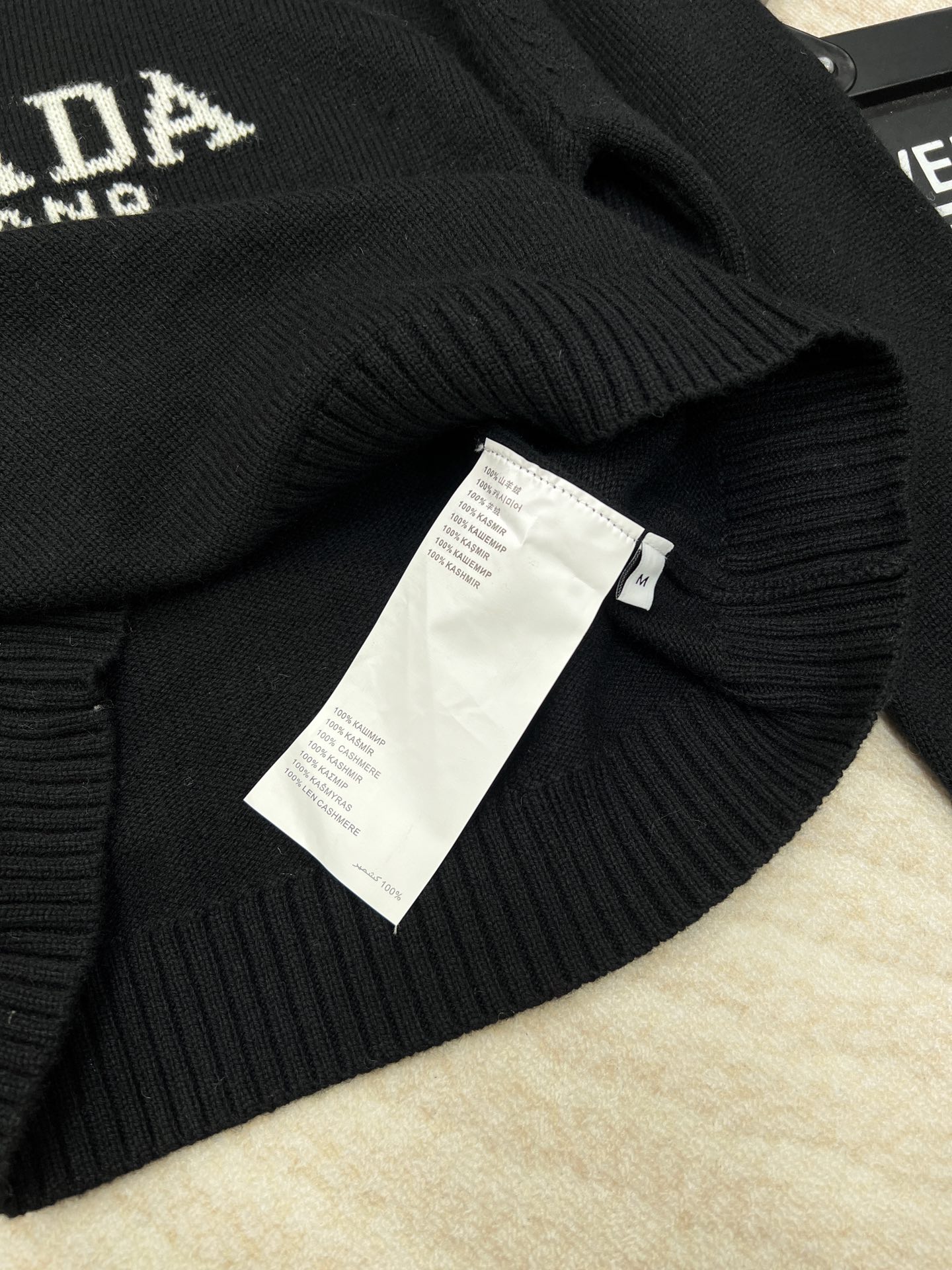 Prada24SS普拉达早春新款字母徽标毛衣，经典了而且上身超舒服 面料超鸡柔软 绝了小短款的款式很显瘦