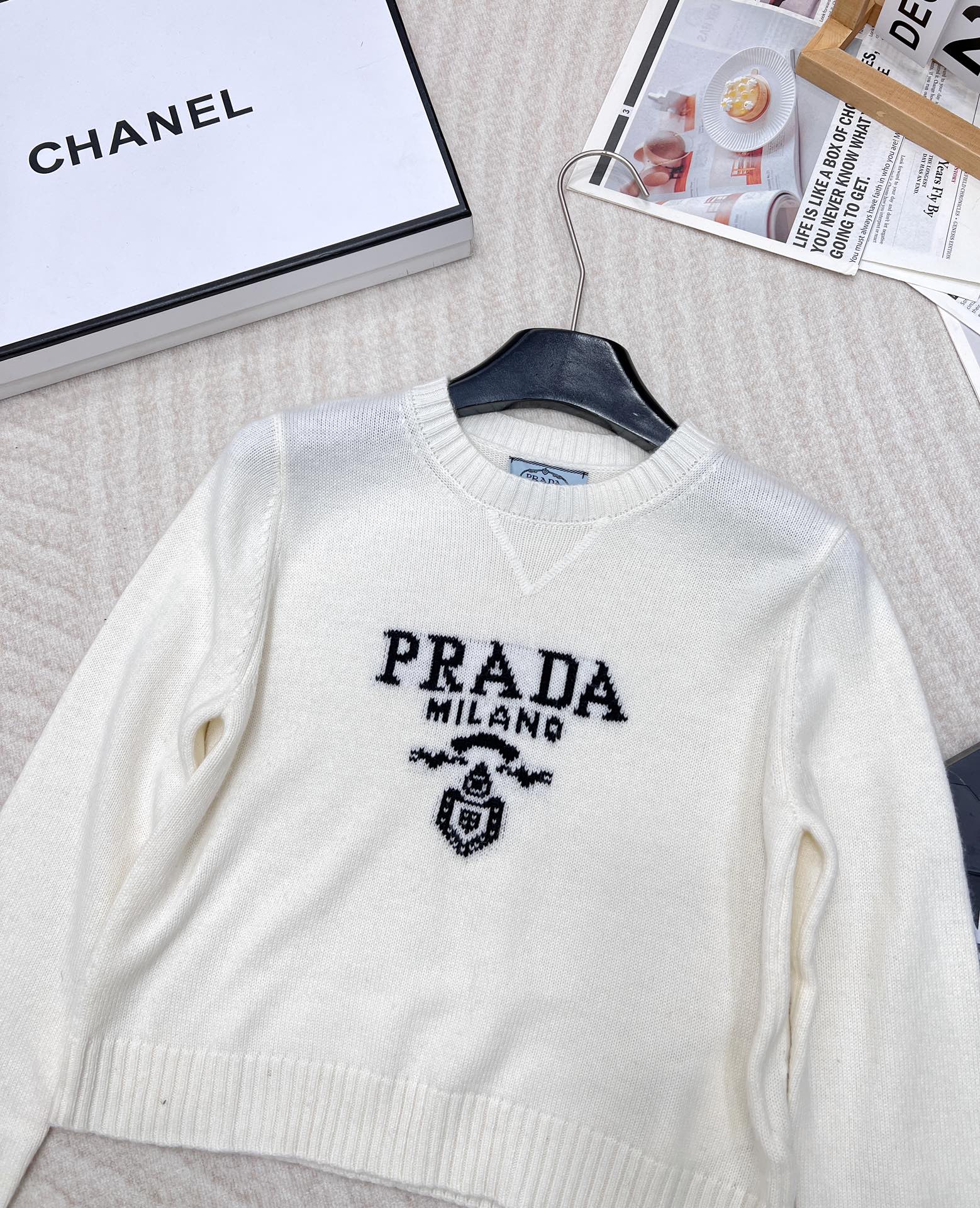 Prada24SS普拉达早春新款字母徽标毛衣，经典了而且上身超舒服 面料超鸡柔软 绝了小短款的款式很显瘦