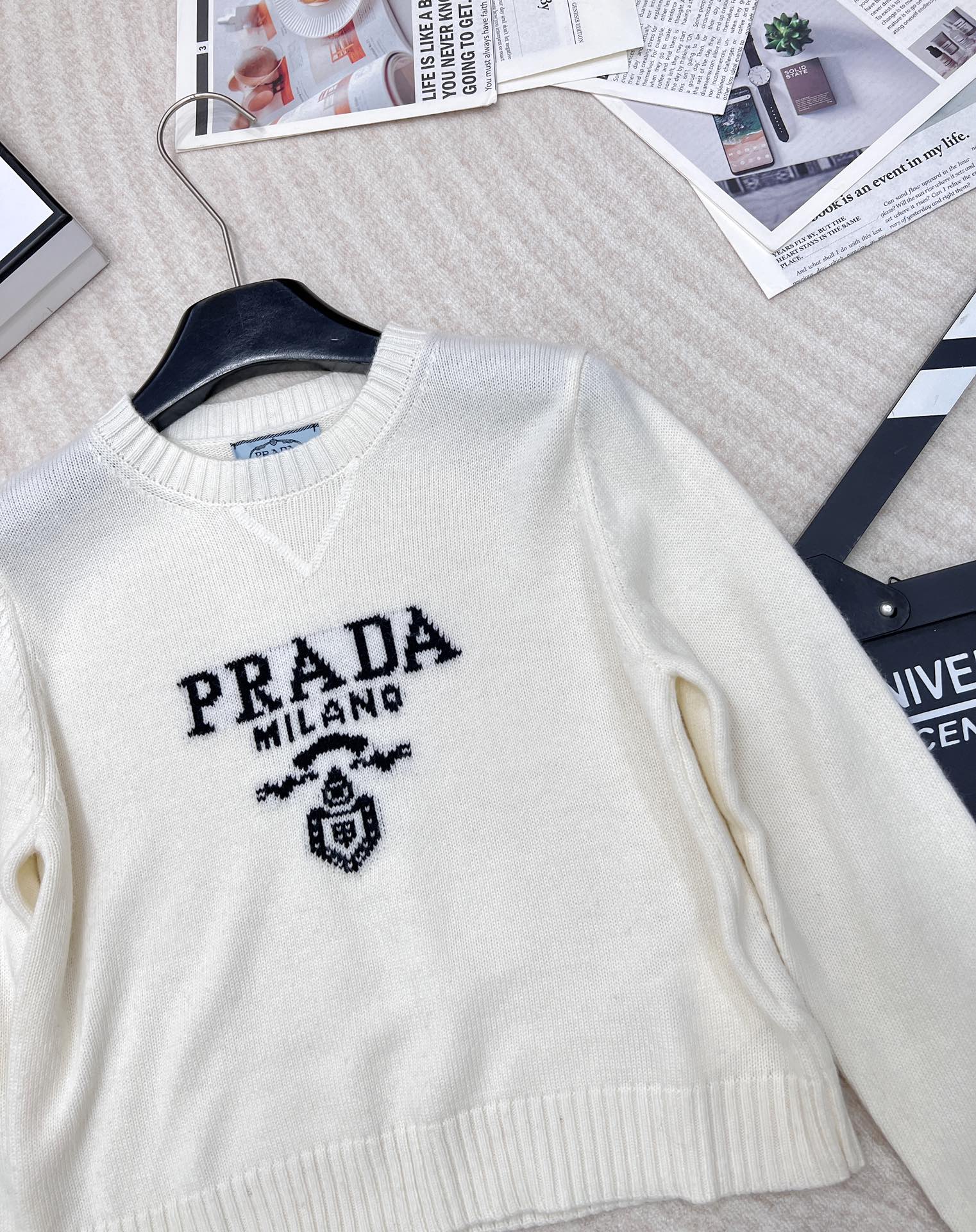 Prada24SS普拉达早春新款字母徽标毛衣，经典了而且上身超舒服 面料超鸡柔软 绝了小短款的款式很显瘦
