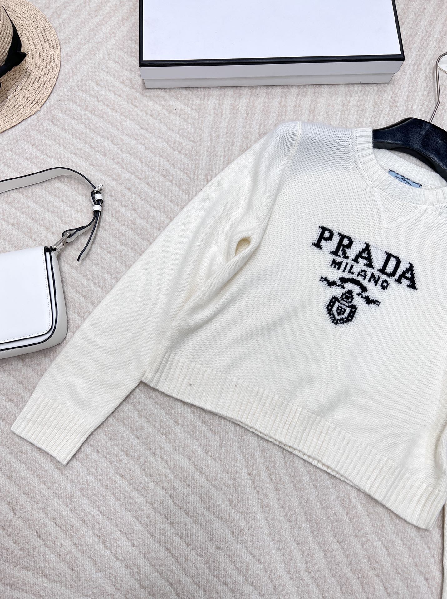Prada24SS普拉达早春新款字母徽标毛衣，经典了而且上身超舒服 面料超鸡柔软 绝了小短款的款式很显瘦