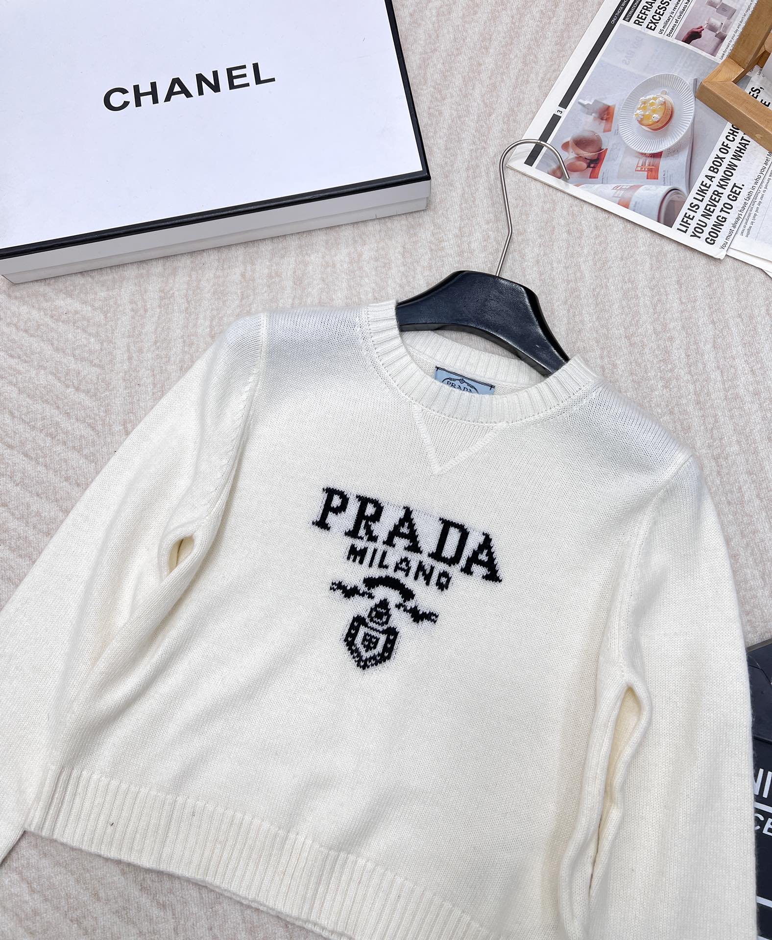 Prada24SS普拉达早春新款字母徽标毛衣，经典了而且上身超舒服 面料超鸡柔软 绝了小短款的款式很显瘦