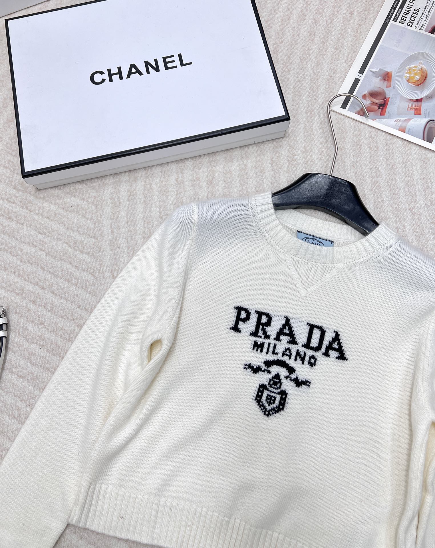 Prada24SS普拉达早春新款字母徽标毛衣，经典了而且上身超舒服 面料超鸡柔软 绝了小短款的款式很显瘦