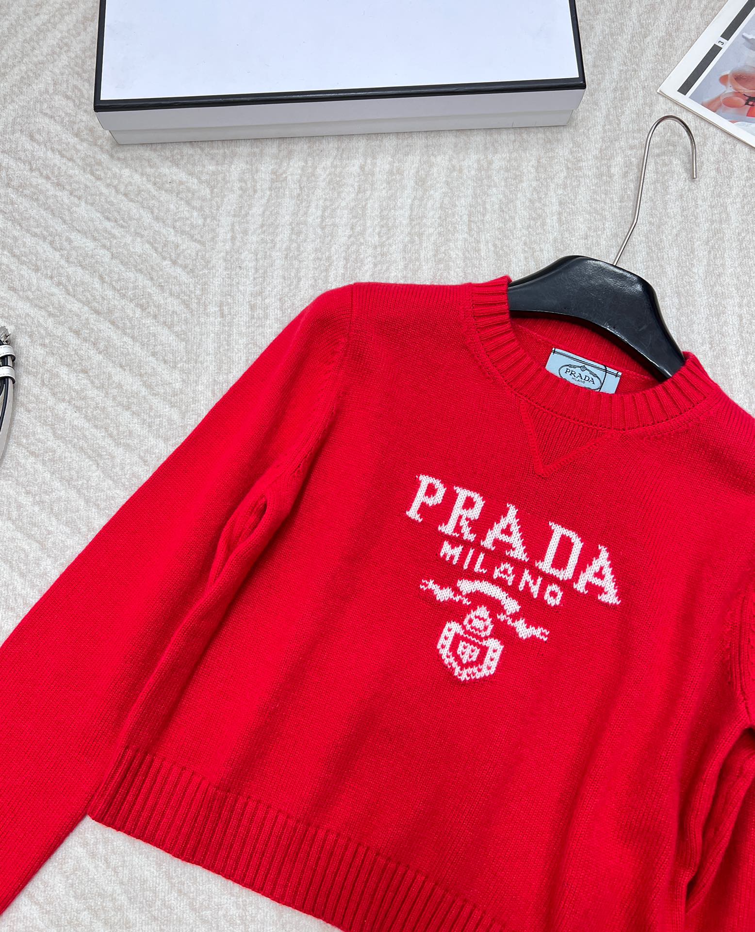 Prada24SS普拉达早春新款字母徽标毛衣，经典了而且上身超舒服 面料超鸡柔软 绝了小短款的款式很显瘦
