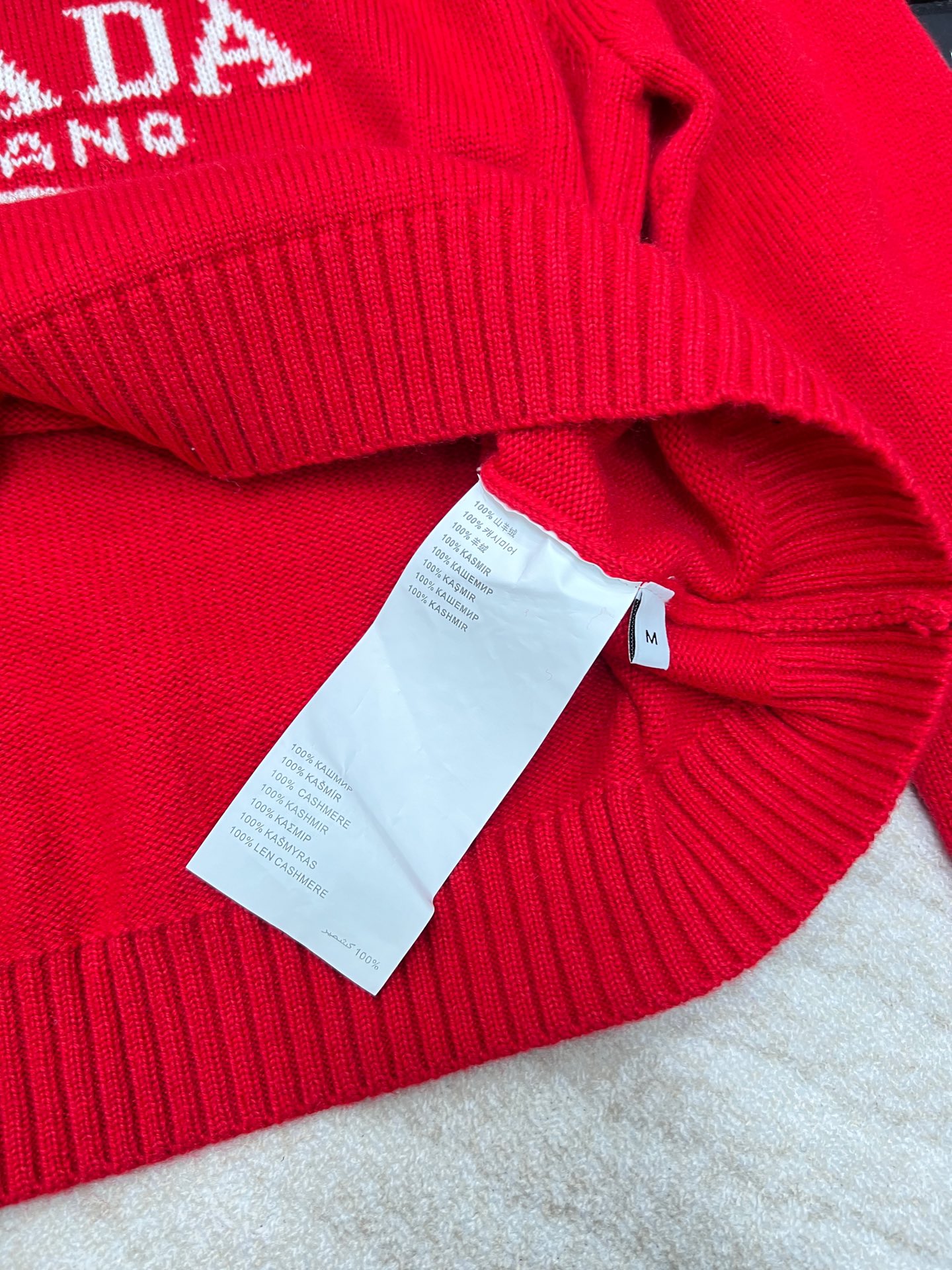 Prada24SS普拉达早春新款字母徽标毛衣，经典了而且上身超舒服 面料超鸡柔软 绝了小短款的款式很显瘦