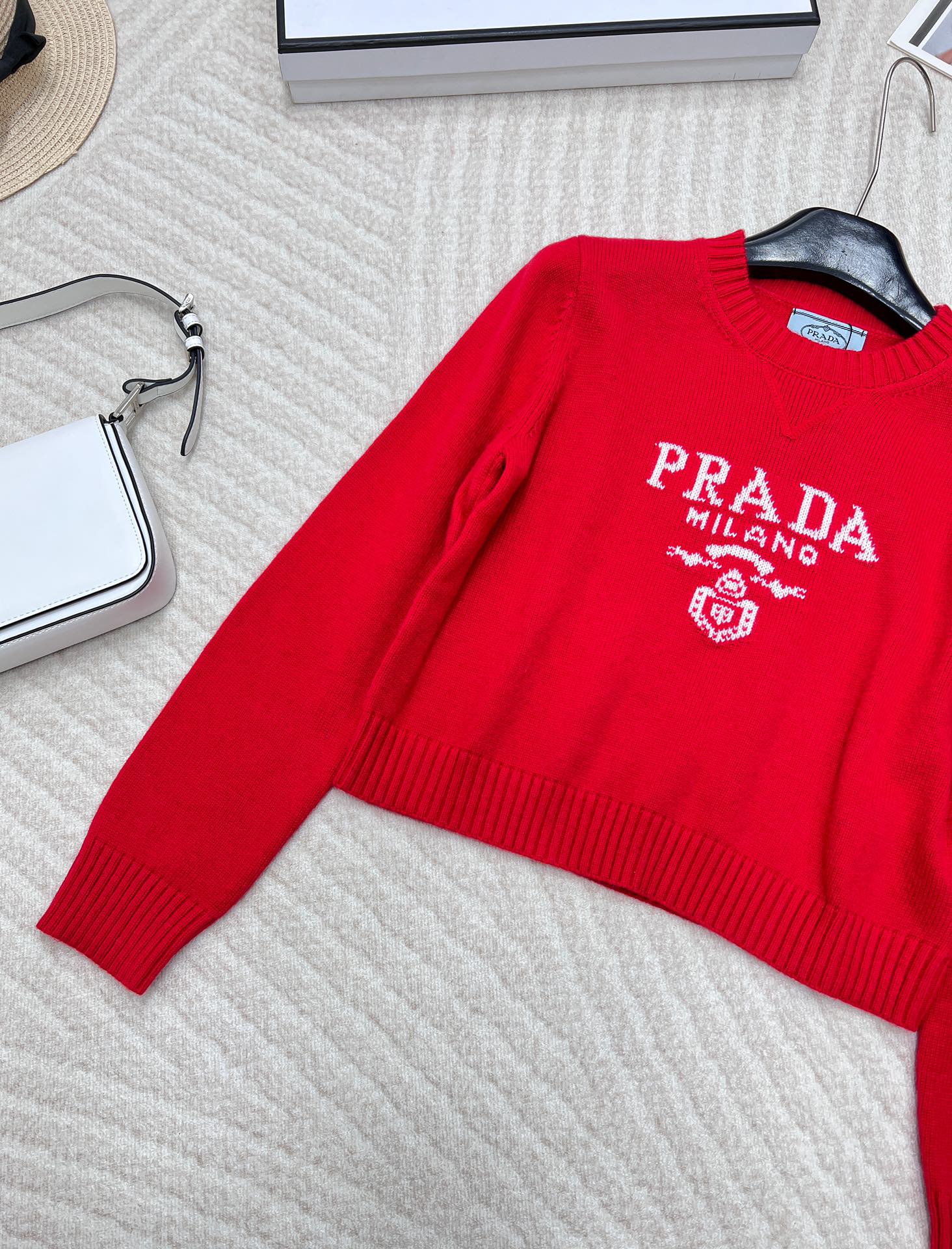 Prada24SS普拉达早春新款字母徽标毛衣，经典了而且上身超舒服 面料超鸡柔软 绝了小短款的款式很显瘦