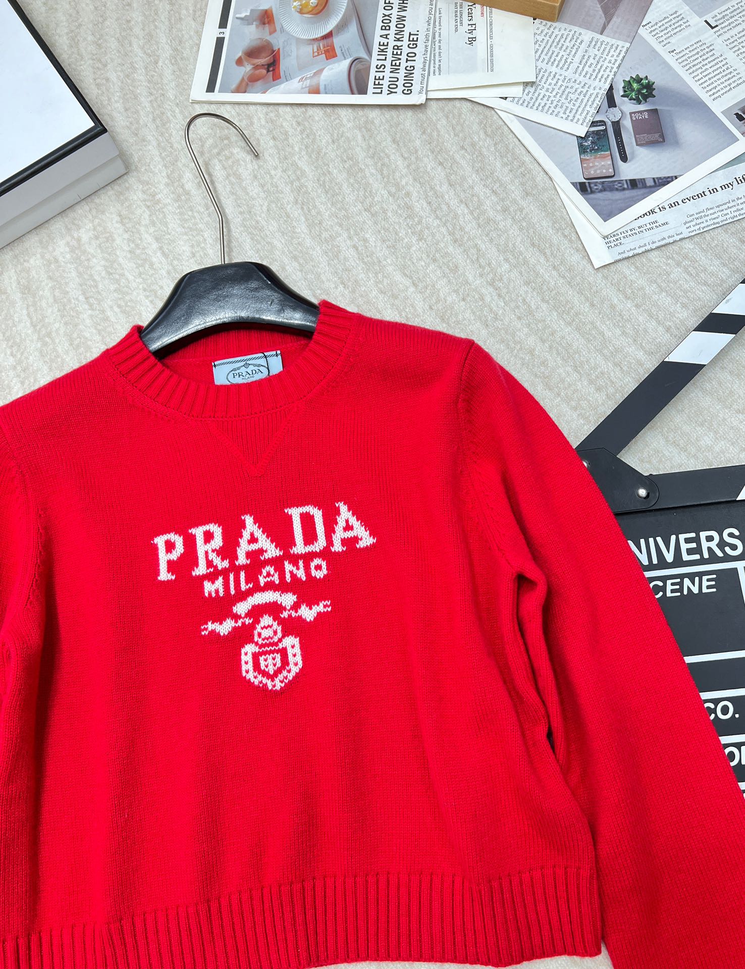Prada24SS普拉达早春新款字母徽标毛衣，经典了而且上身超舒服 面料超鸡柔软 绝了小短款的款式很显瘦