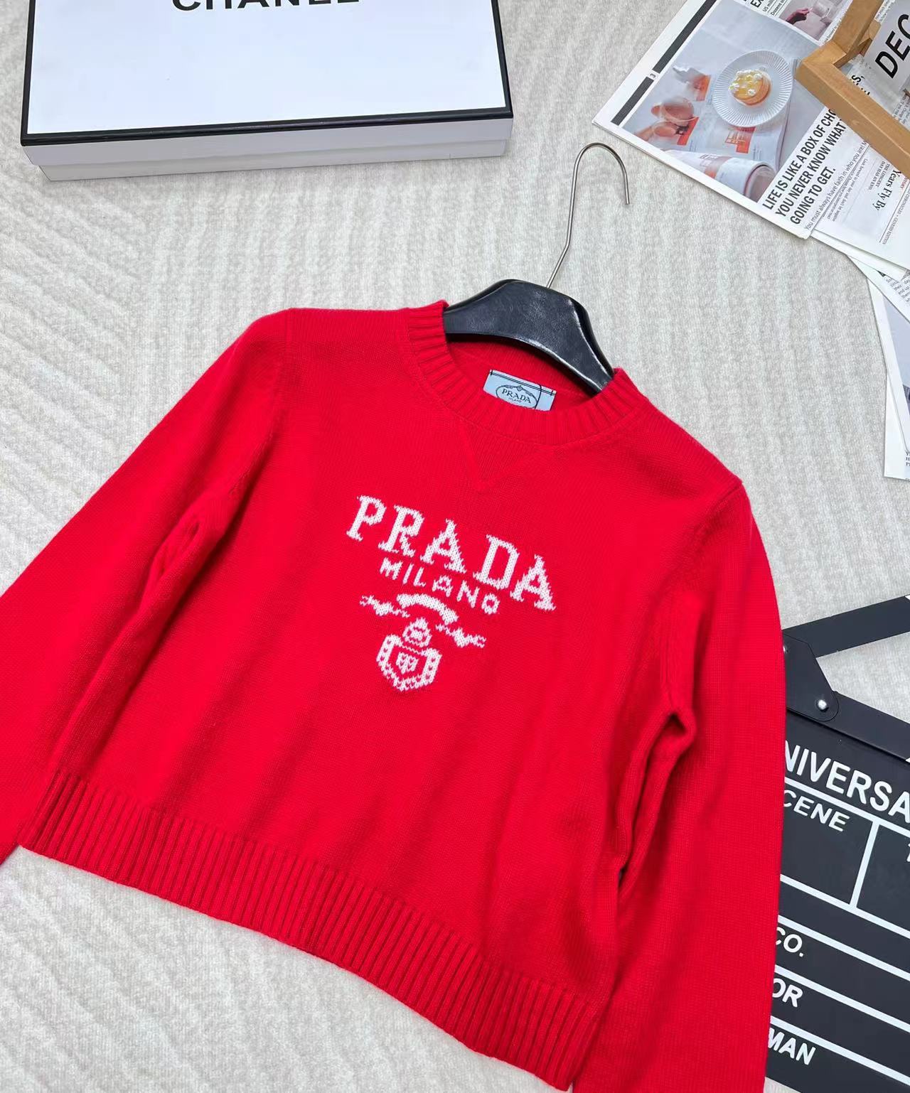 Prada24SS普拉达早春新款字母徽标毛衣，经典了而且上身超舒服 面料超鸡柔软 绝了小短款的款式很显瘦