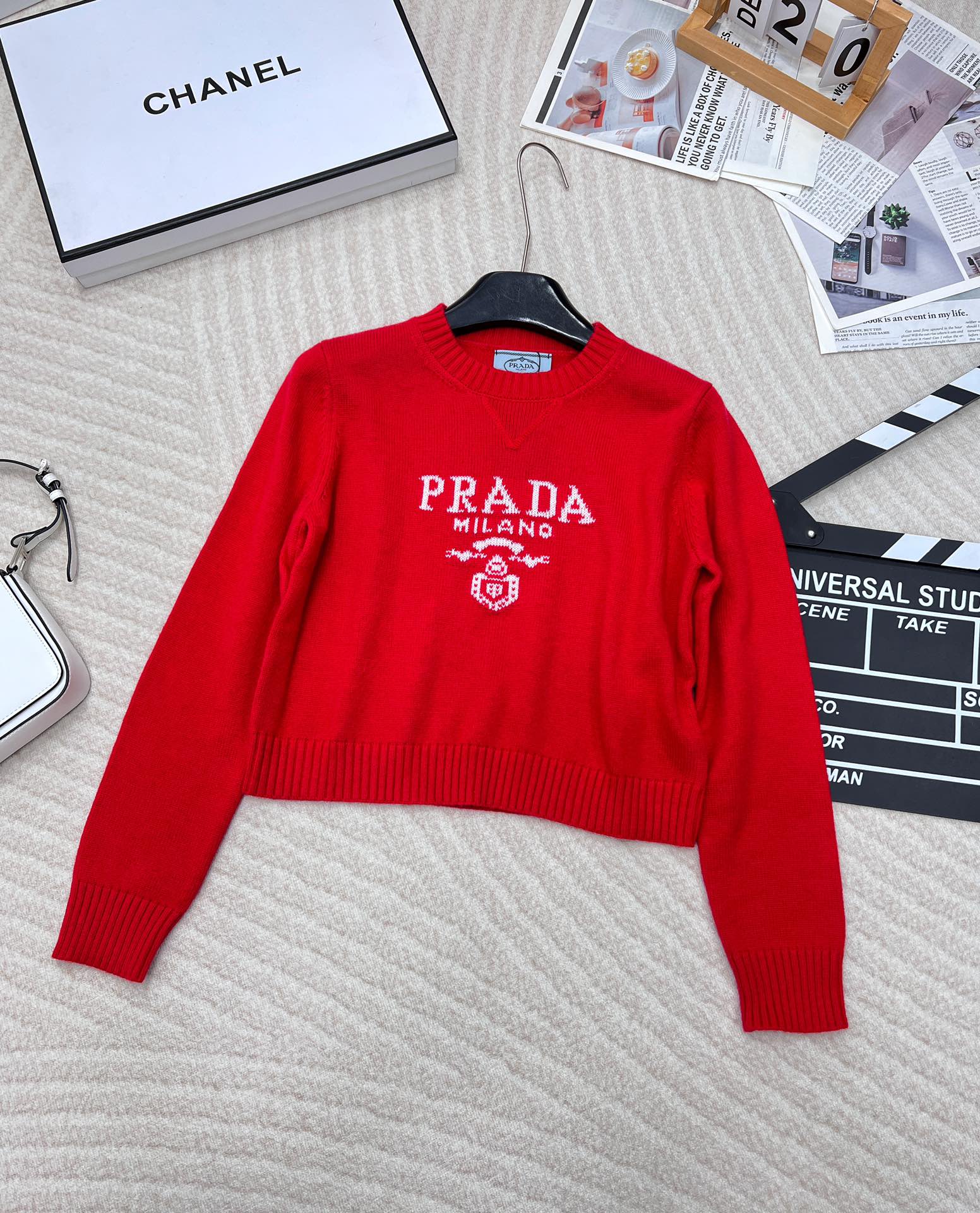 NO:579564,Prada24SS Prada's new early spring letter logo sweater is classic and super comfortable on the upper body. The fabric is super soft and amazing. The short style is very slim and small. The letter design on the chest adds detail. The threaded hem closure is very warm and can be worn with pants and skirts. They are both super good-looking. The fit is loose and suitable for all kinds of body types. Versatile models are available in large quantities~ Size sml code P, prada, prada, skirts, sweaters, alexander wang19860909Prada24SS普拉达早春新款字母徽标毛衣,经典了而且上身超舒服 面料超鸡柔软 绝了 小短款的款式很显瘦显小小一只胸前字母设计增加细节感下摆螺纹收口保暖性很好可以搭裤子和半裙 都超好看版型宽松适合各种身材百搭款大货以出～ 尺码sml 编码P,,prada,prada,skirts,sweaters,alexander wang,Women's clothing