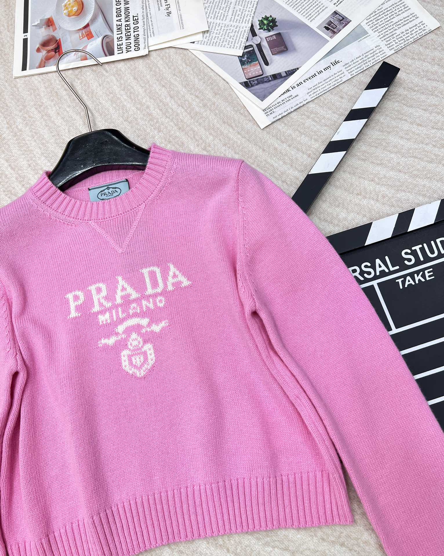 Prada24SS普拉达早春新款字母徽标毛衣，经典了而且上身超舒服 面料超鸡柔软 绝了小短款的款式很显瘦