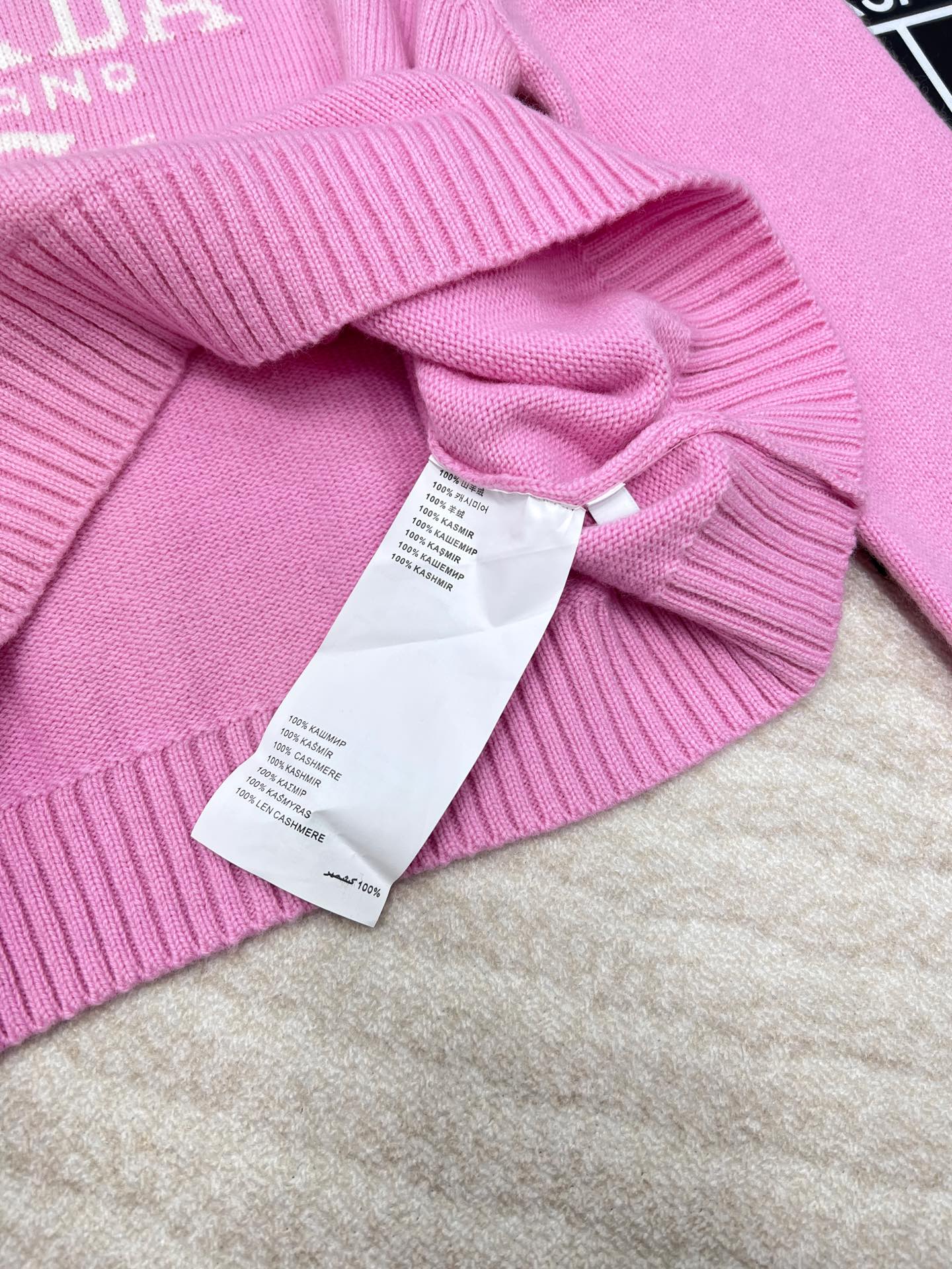 Prada24SS普拉达早春新款字母徽标毛衣，经典了而且上身超舒服 面料超鸡柔软 绝了小短款的款式很显瘦