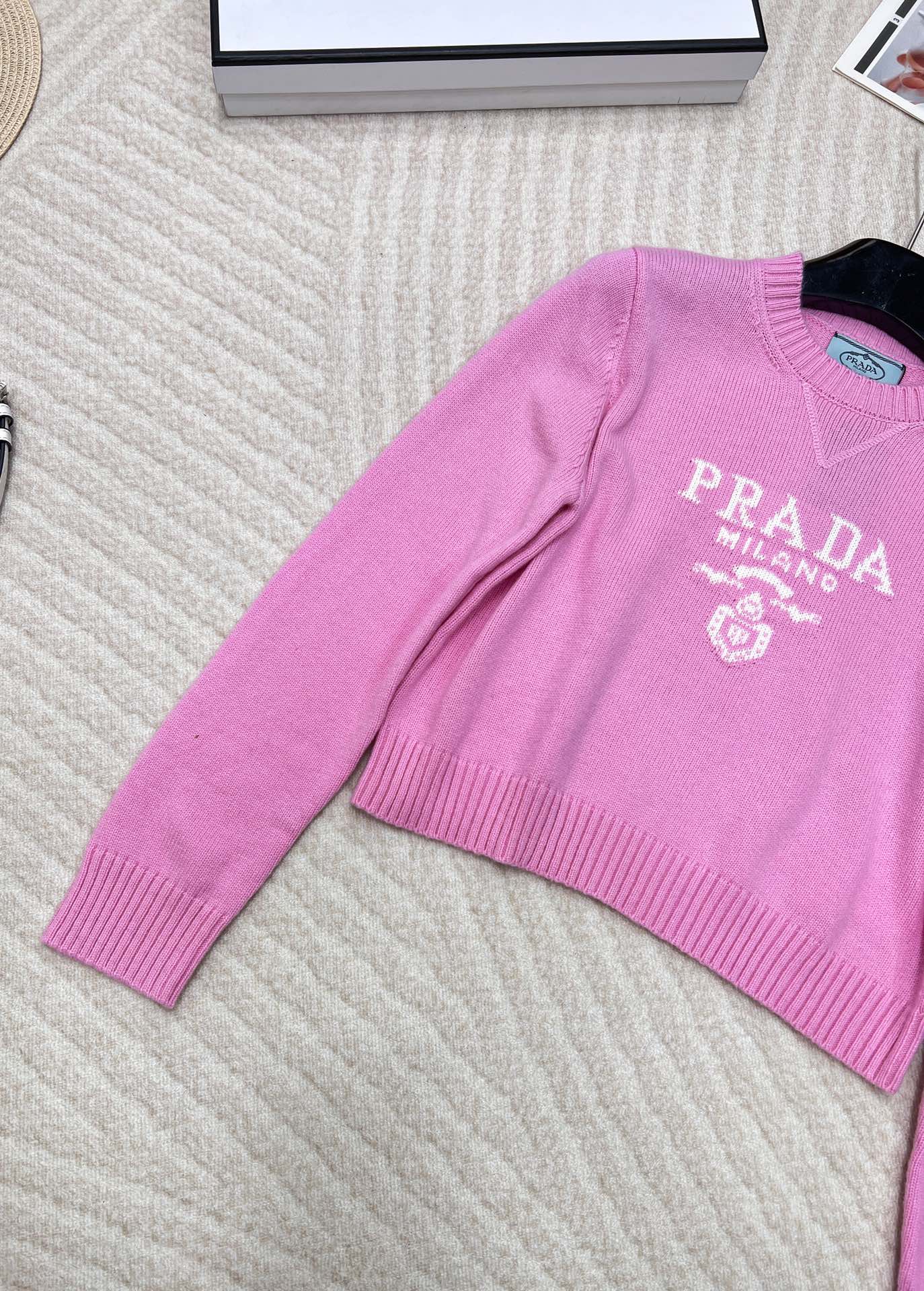 Prada24SS普拉达早春新款字母徽标毛衣，经典了而且上身超舒服 面料超鸡柔软 绝了小短款的款式很显瘦