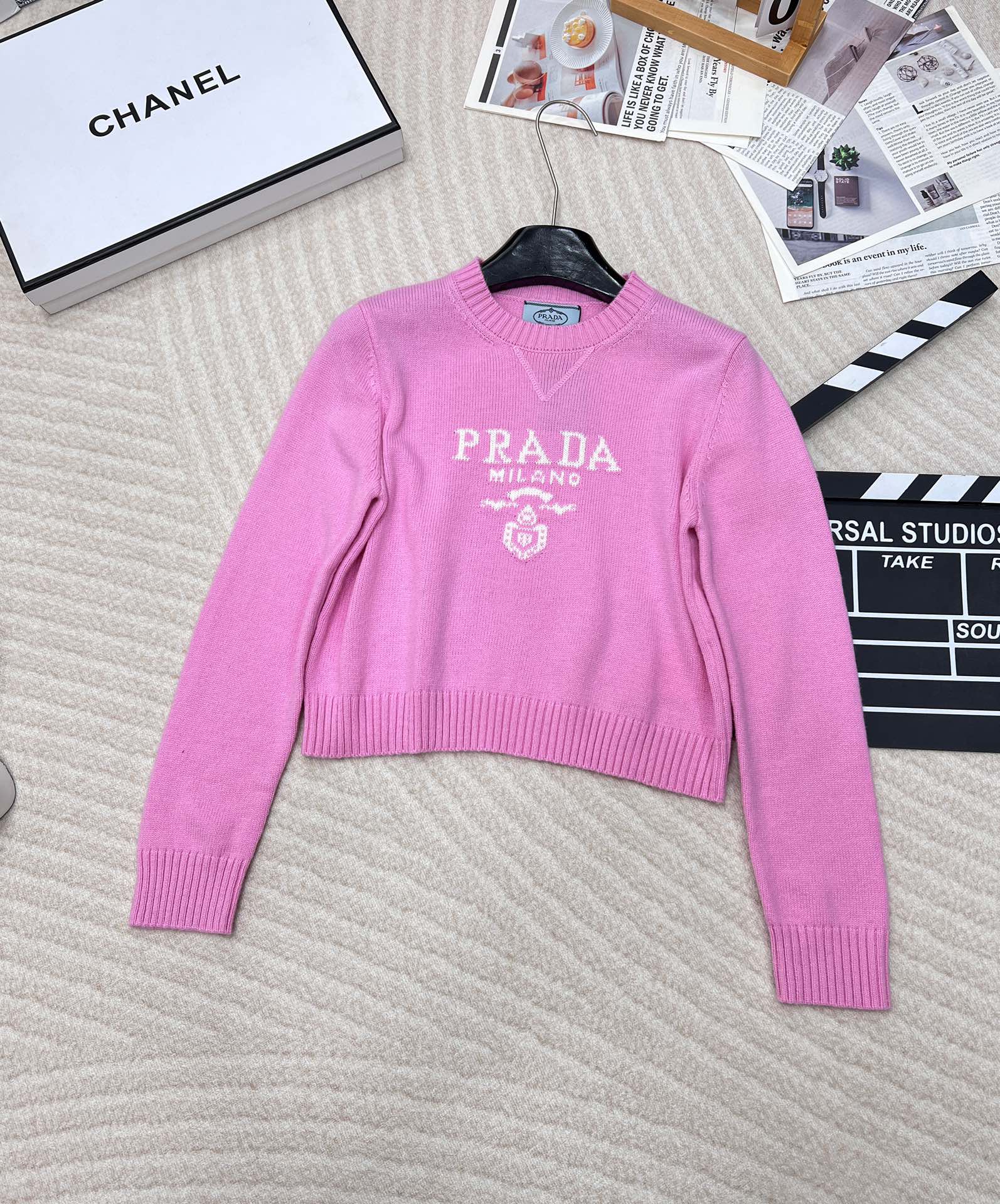 NO:586873,Prada24SS Prada's new early spring letter logo sweater is classic and super comfortable on the upper body. The fabric is super soft and amazing. The short style is very slim and small. The letter design on the chest adds detail. The threaded hem closure is very warm and can be worn with pants and skirts. They are both super good-looking. The fit is loose and suitable for all kinds of body types. Versatile models are available in large quantities~ Size sml code P, prada, prada, skirts, sweaters, alexander wang19860909Prada24SS普拉达早春新款字母徽标毛衣,经典了而且上身超舒服 面料超鸡柔软 绝了 小短款的款式很显瘦显小小一只胸前字母设计增加细节感下摆螺纹收口保暖性很好可以搭裤子和半裙 都超好看版型宽松适合各种身材百搭款大货以出～ 尺码sml 编码P,,prada,prada,skirts,sweaters,alexander wang,Women's clothing