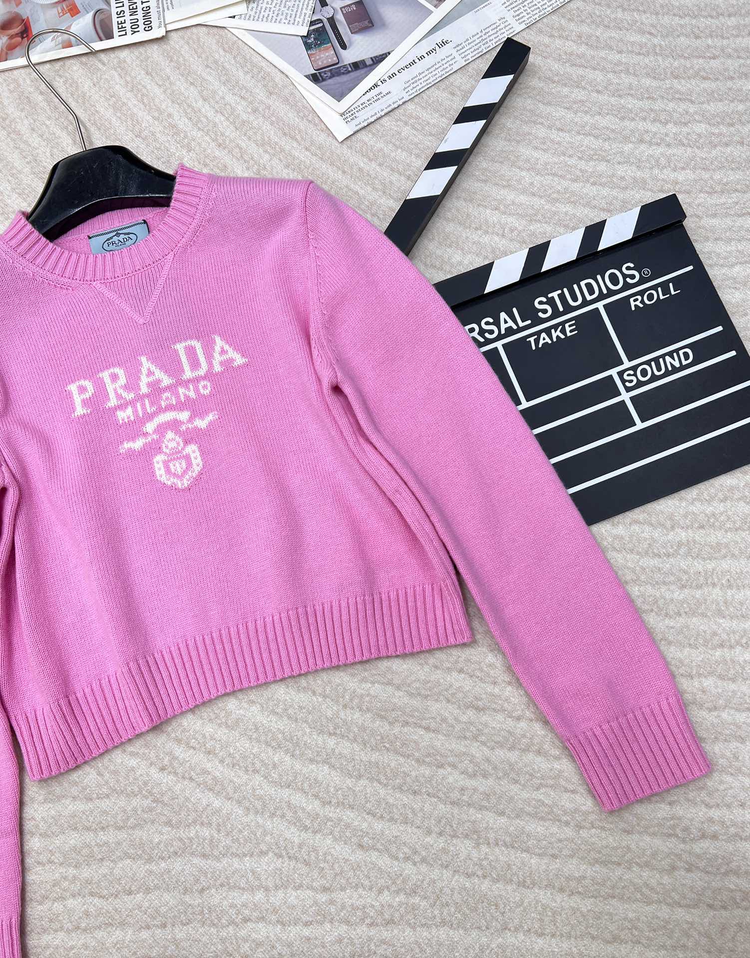 Prada24SS普拉达早春新款字母徽标毛衣，经典了而且上身超舒服 面料超鸡柔软 绝了小短款的款式很显瘦