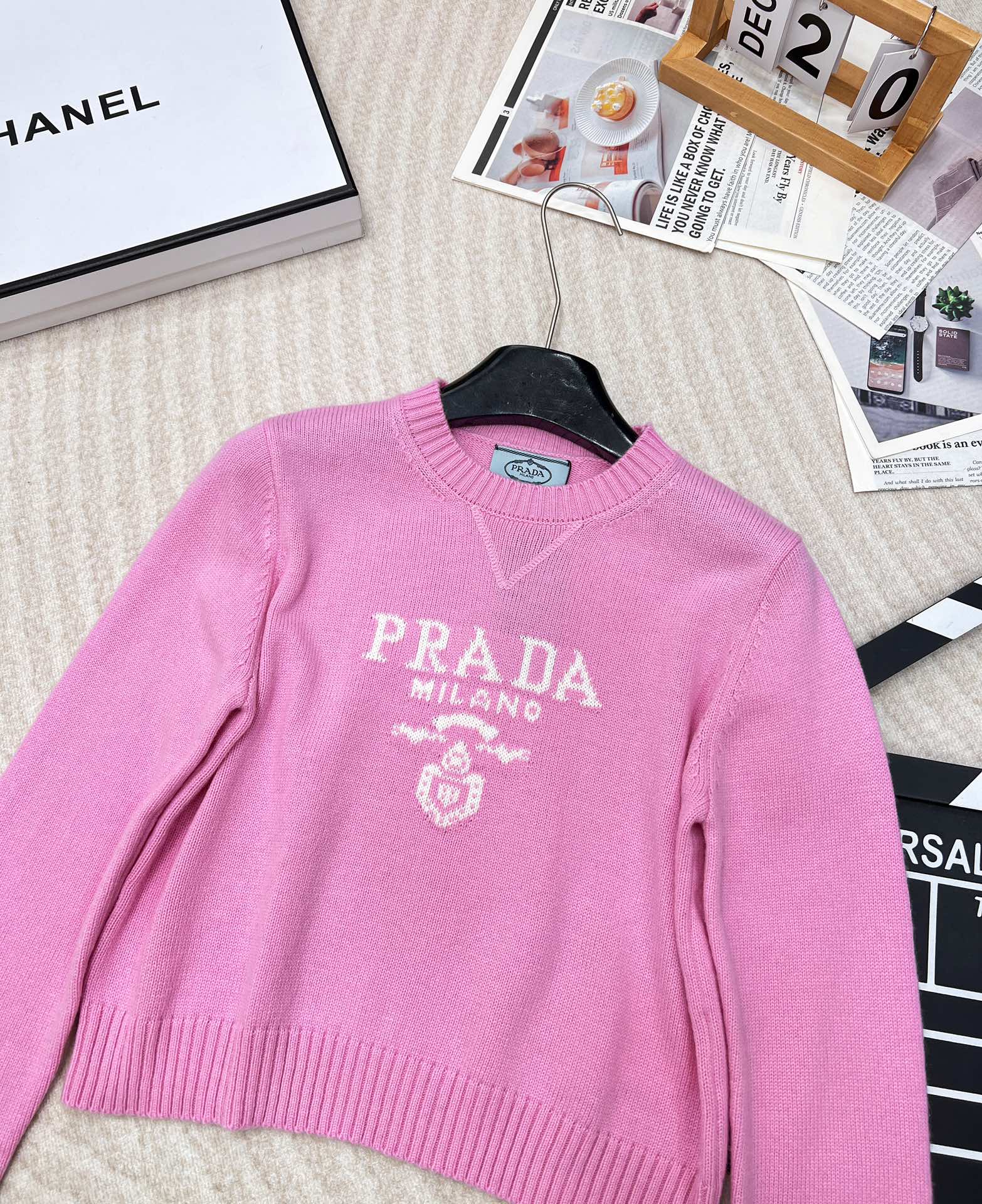 Prada24SS普拉达早春新款字母徽标毛衣，经典了而且上身超舒服 面料超鸡柔软 绝了小短款的款式很显瘦