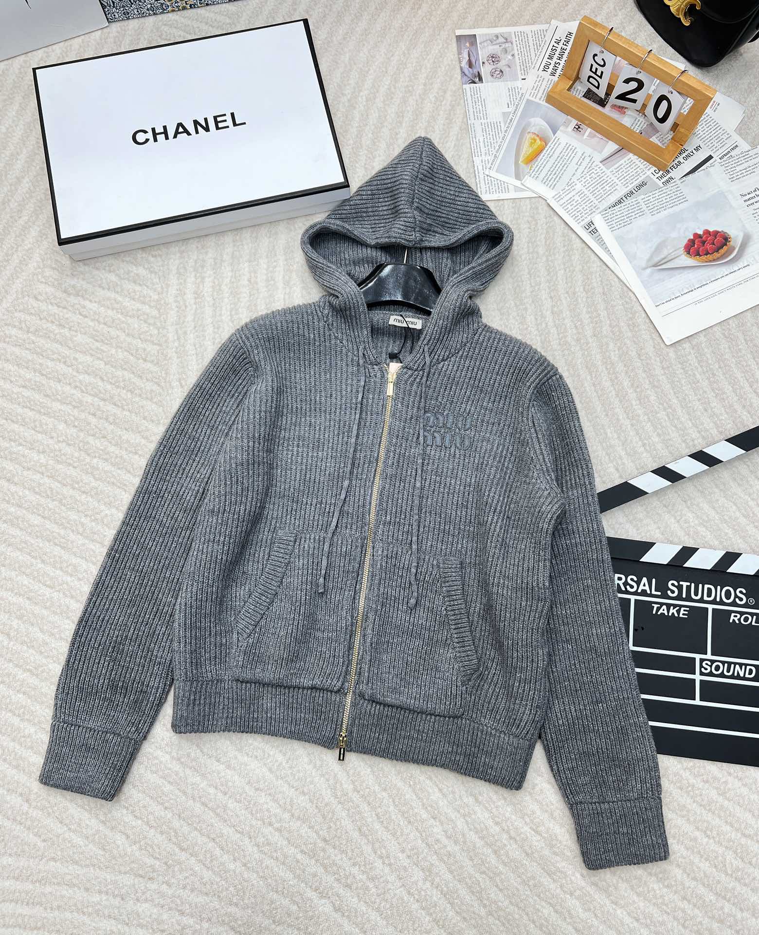 NO:503070,MiuMiu Classic Wool Knit Zipper Jacket!  It's true that autumn and winter styles are true!  Simple and not simple wool jacket is very eye-catching and pleasing to the eye!  The selection of customized hoodies is undoubtedly icing on the cake. The overall style is very noble!  A perfect white and rich beauty with an upper body!  The yarn process is all fixed dyeing process for every needle method and every pit jump thread. The workmanship details are very delicate and neat, which really makes people unable to stop losing their age and without losing their femininity!  Bright and bright color scheme, the upper body is absolutely dazzling!  The first order has been shipped. Two colors of spot stocks are fast!  !  Size sml code, miumiu, jackets & coats,hats,alexander wang19860909MiuMiu 经典羊毛针织拉链外套！妥妥的秋冬款没错！简约不简单的羊毛外套 视觉上十分吸睛养眼！甄选定制大帽衫工艺无疑锦上添花 整体呈现的格调非常高贵！上身妥妥的白富美形象！每一处针法和每一个坑跳螺纹全部定染纱线工艺 做工细节都非常细腻工整 着实让人欲罢不能减龄又不失女人味！鲜艳明亮的配色 上身绝对是亮眼至极！首单已出货 两色现货现货抓紧！！ 尺码sml 编码,,miumiu,jackets & coats,hats,alexander wang,Women's clothing