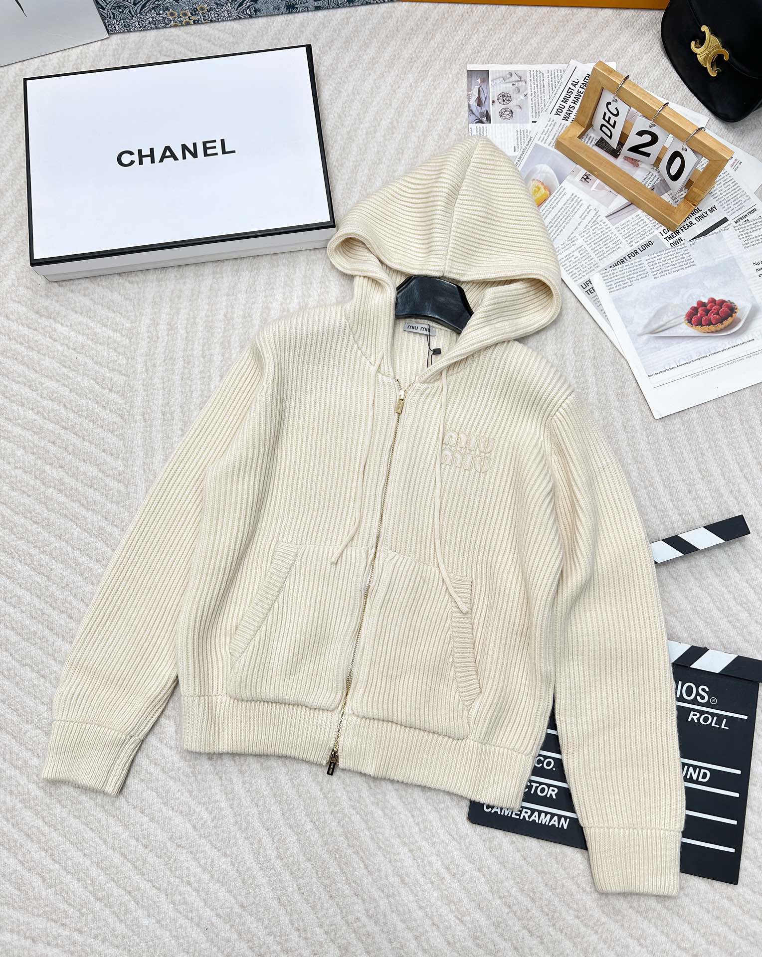 NO:503034,MiuMiu Classic Wool Knit Zipper Jacket!  It's true that autumn and winter styles are true!  Simple and not simple wool jacket is very eye-catching and pleasing to the eye!  The selection of customized hoodies is undoubtedly icing on the cake. The overall style is very noble!  A perfect white and rich beauty with an upper body!  The yarn process is all fixed dyeing process for every needle method and every pit jump thread. The workmanship details are very delicate and neat, which really makes people unable to stop losing their age and without losing their femininity!  Bright and bright color scheme, the upper body is absolutely dazzling!  The first order has been shipped. Two colors of spot stocks are fast!  !  Size sml , miumiu, jackets & coats,hats,alexander wang19860909MiuMiu 经典羊毛针织拉链外套！妥妥的秋冬款没错！简约不简单的羊毛外套 视觉上十分吸睛养眼！甄选定制大帽衫工艺无疑锦上添花 整体呈现的格调非常高贵！上身妥妥的白富美形象！每一处针法和每一个坑跳螺纹全部定染纱线工艺 做工细节都非常细腻工整 着实让人欲罢不能减龄又不失女人味！鲜艳明亮的配色 上身绝对是亮眼至极！首单已出货 两色现货现货抓紧！！ 尺码sml 编,,miumiu,jackets & coats,hats,alexander wang,Women's clothing