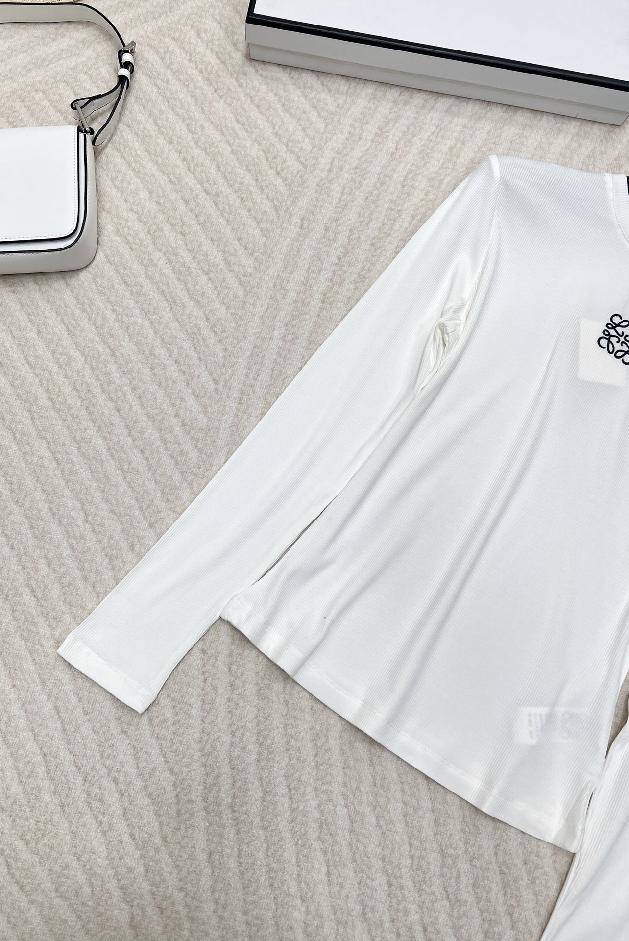 🆕LOEWE 小标logo刺绣长袖打底衫修身弹力螺纹针织衫 修身显瘦，可以单穿或者打底！简约大气，小lo