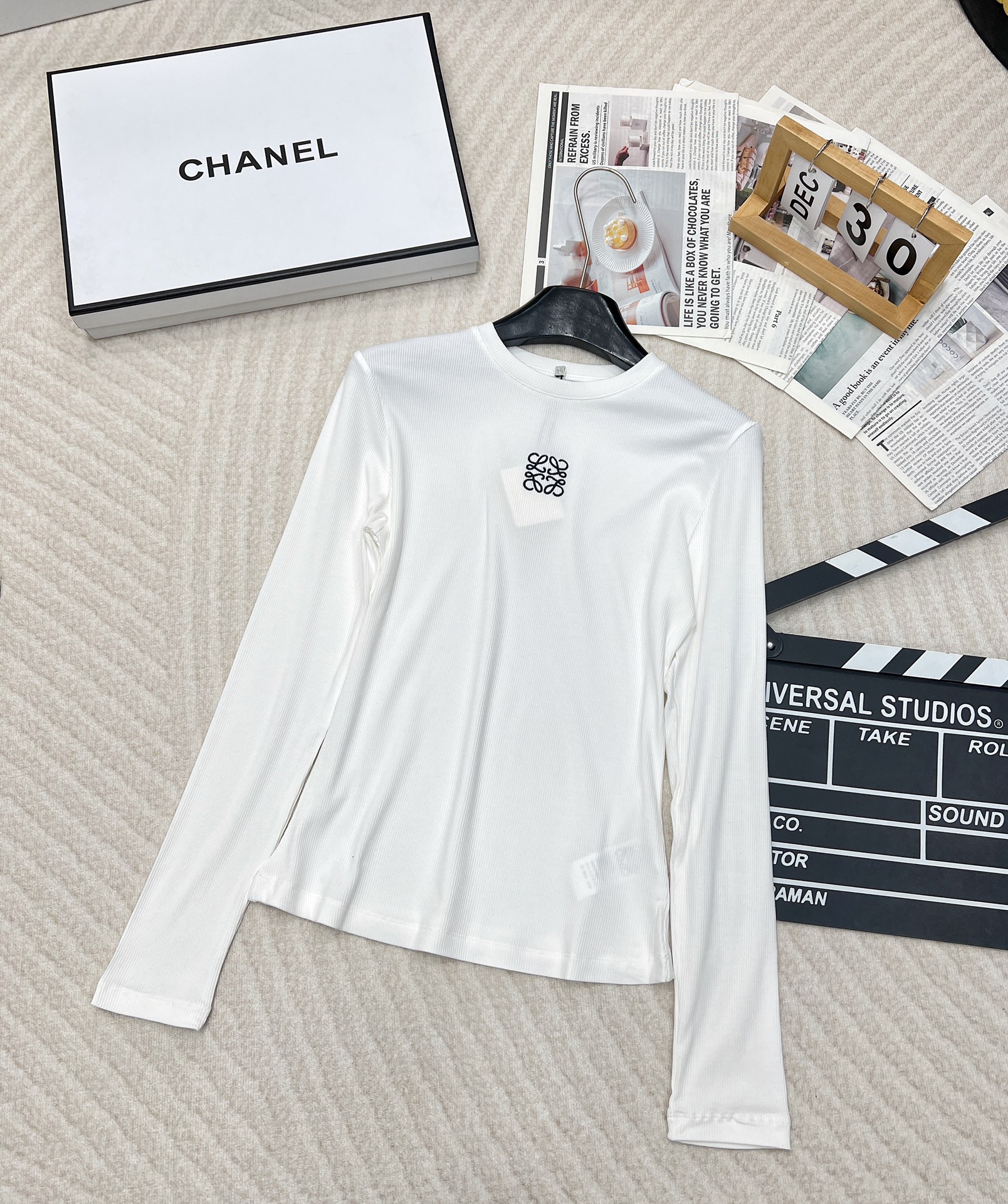 NO:472702,LOEWE small logo embroidered long-sleeved base shirt, slim elastic threaded sweater, slim and slim, you can wear it alone or base it!  Simple and elegant, small logo design. Sisters who like simple design can enter!  A classic design that is low-key and timeless. The upper body can highlight the body curve and make you look slim!  Skin-friendly, delicate and breathable, and has a good elasticity and a perfect body feel!  Two colors out of size sml code, loewe, alexander wang19860909LOEWE 小标logo刺绣长袖打底衫 修身弹力螺纹针织衫 修身显瘦,可以单穿或者打底！ 简约大气,小logo设计 喜欢简单设计的姐妹可以入啦！ 低调永不过时的经典设计 上身即能凸现身材曲线又炒鸡显瘦！ 亲肤细腻很透气 还有良好弹力贴身体感满分！两色出～ 尺码sml 编码,,loewe,alexander wang,Women's clothing