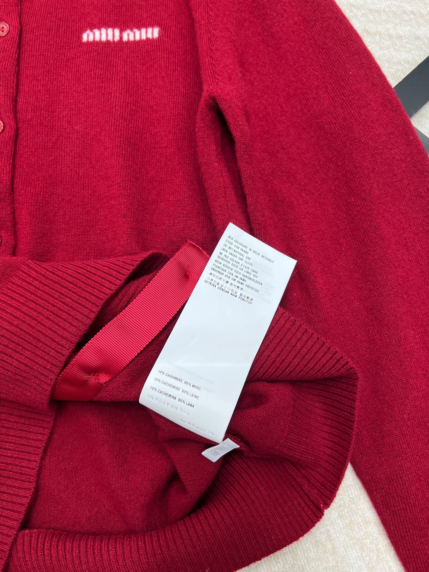 🆕Miumiu原单品质超有圣诞新年氛围感的酒红色针织衫外套！绵羊毛纱线混纺质感厚实舒适，字母标签🏷️设计