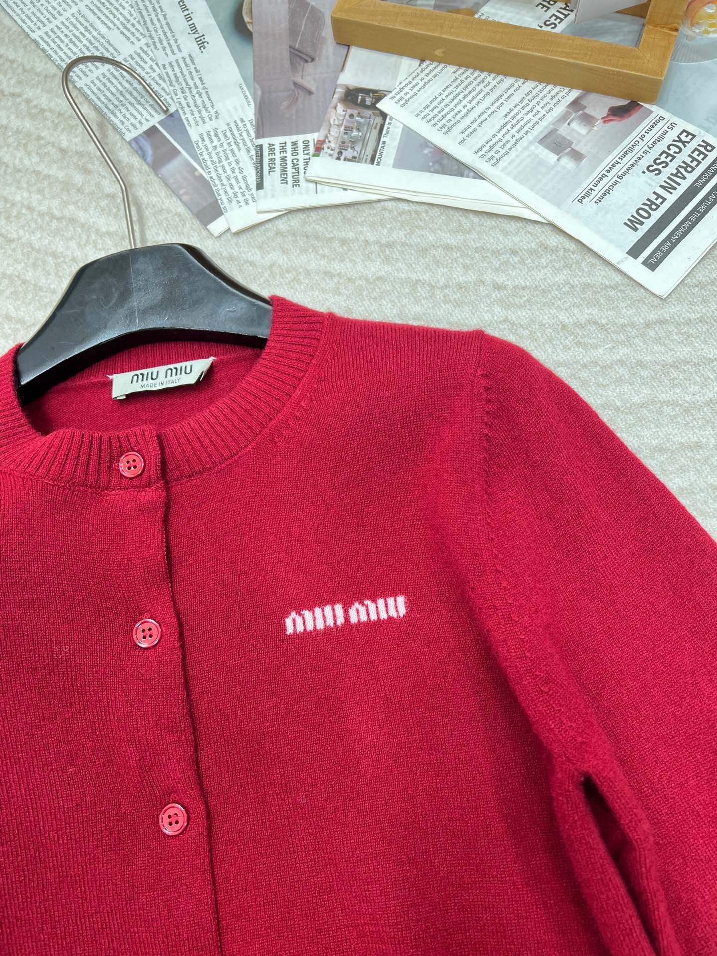 🆕Miumiu原单品质超有圣诞新年氛围感的酒红色针织衫外套！绵羊毛纱线混纺质感厚实舒适，字母标签🏷️设计