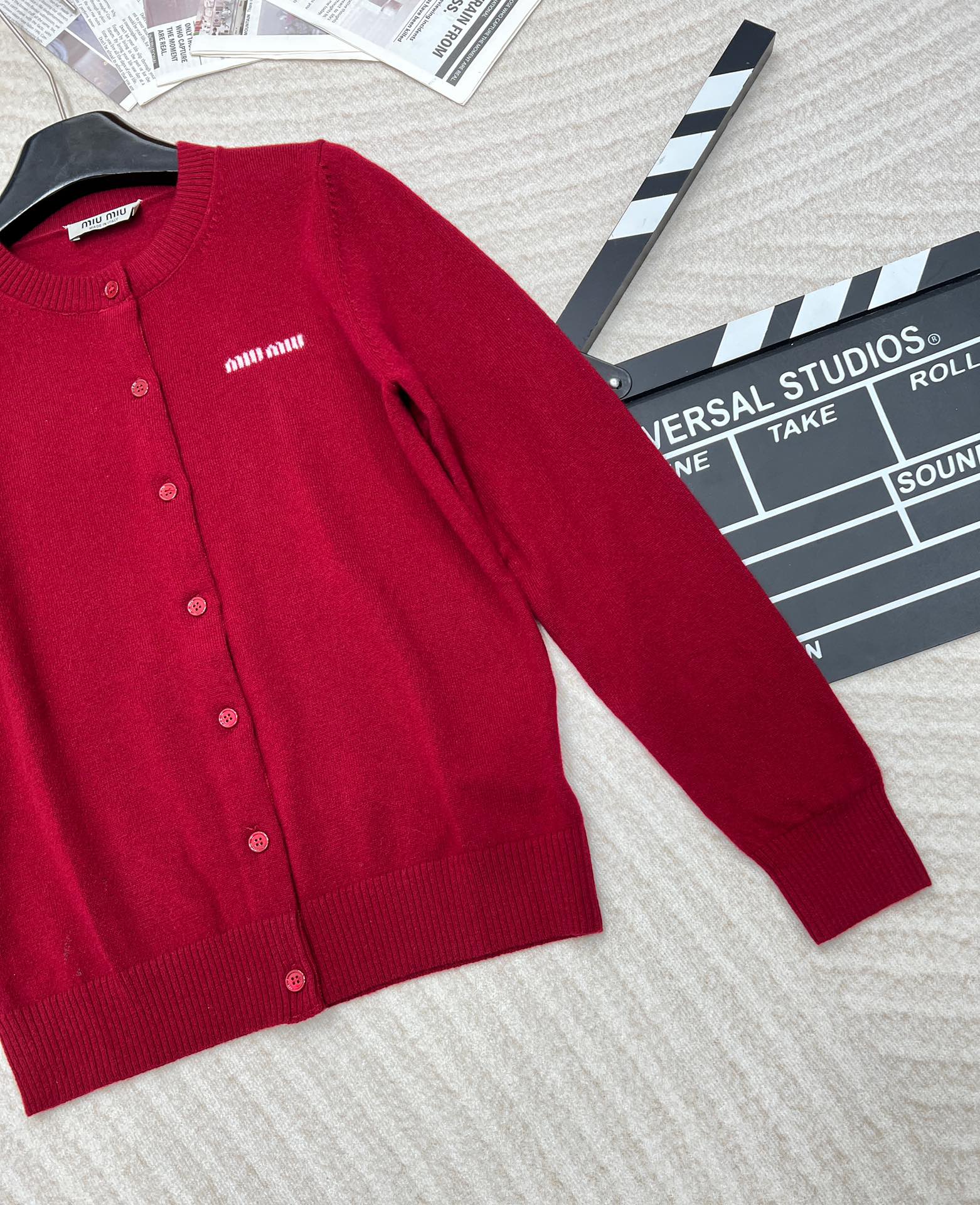 🆕Miumiu原单品质超有圣诞新年氛围感的酒红色针织衫外套！绵羊毛纱线混纺质感厚实舒适，字母标签🏷️设计