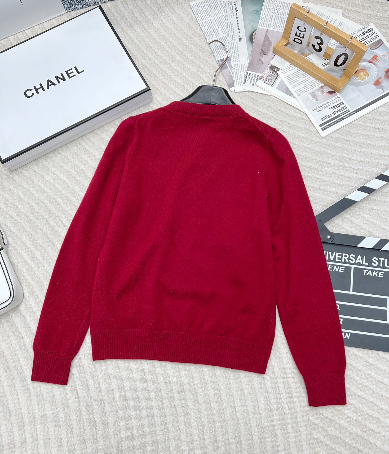 🆕Miumiu原单品质超有圣诞新年氛围感的酒红色针织衫外套！绵羊毛纱线混纺质感厚实舒适，字母标签🏷️设计