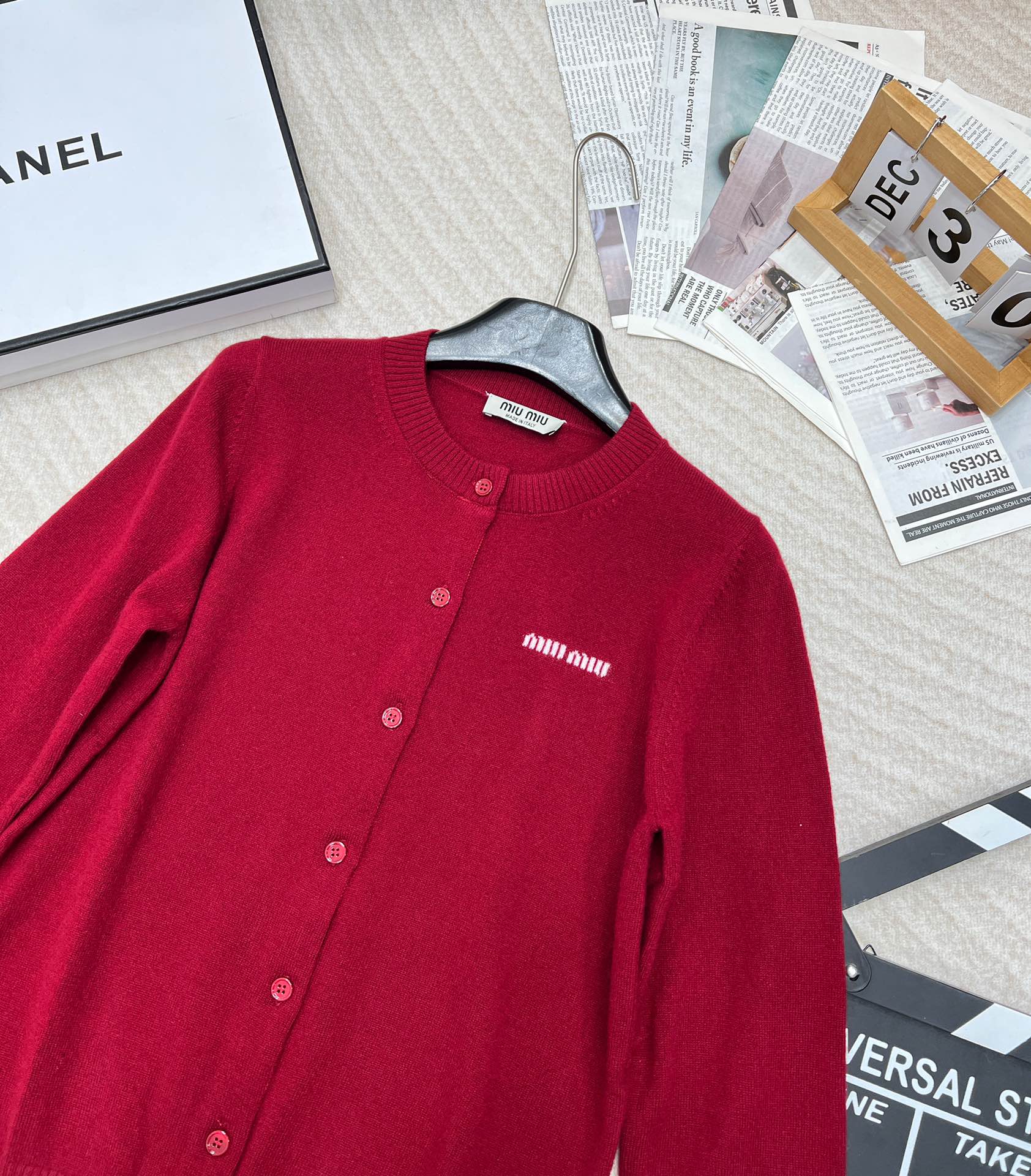 🆕Miumiu原单品质超有圣诞新年氛围感的酒红色针织衫外套！绵羊毛纱线混纺质感厚实舒适，字母标签🏷️设计
