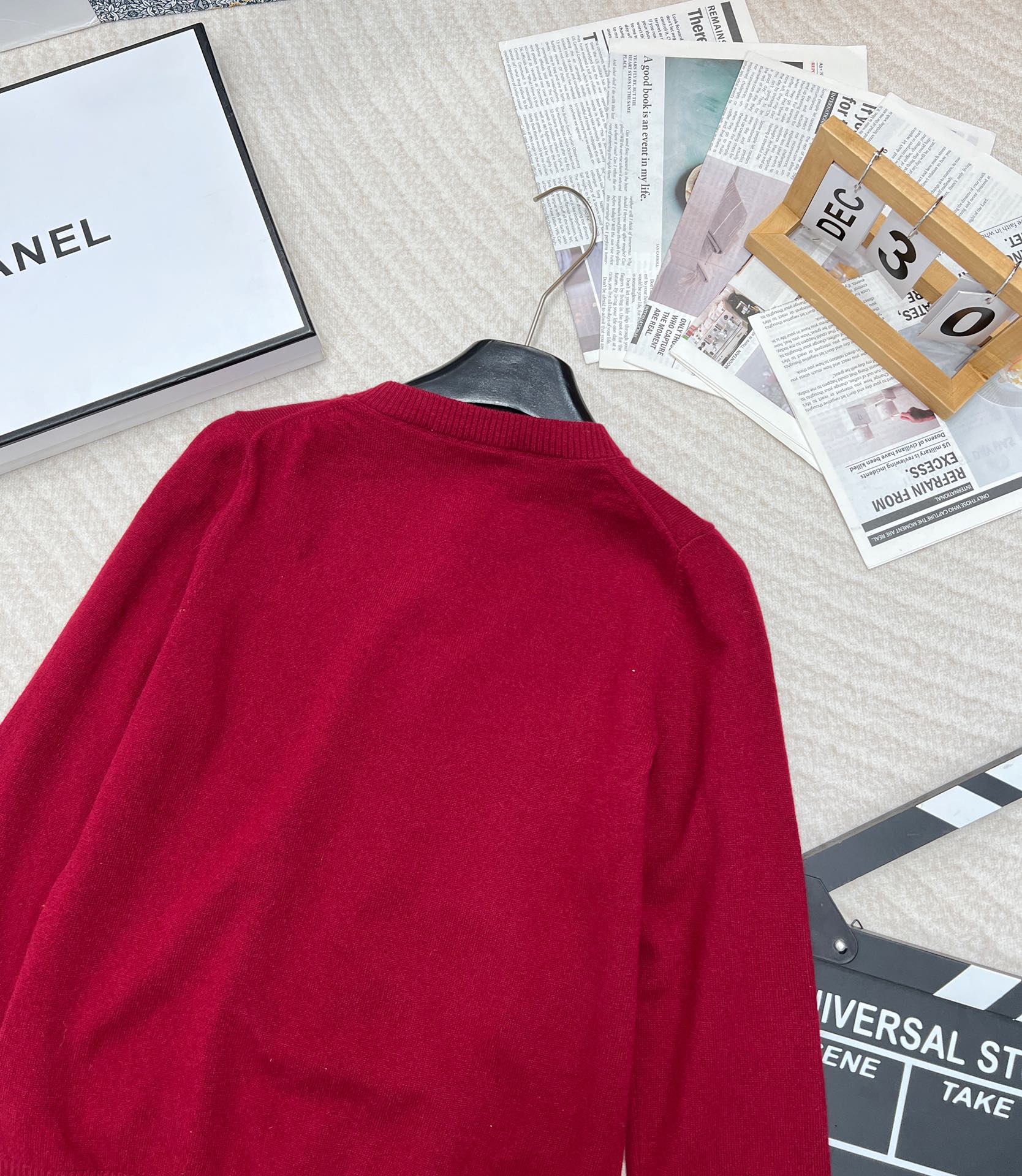 🆕Miumiu原单品质超有圣诞新年氛围感的酒红色针织衫外套！绵羊毛纱线混纺质感厚实舒适，字母标签🏷️设计