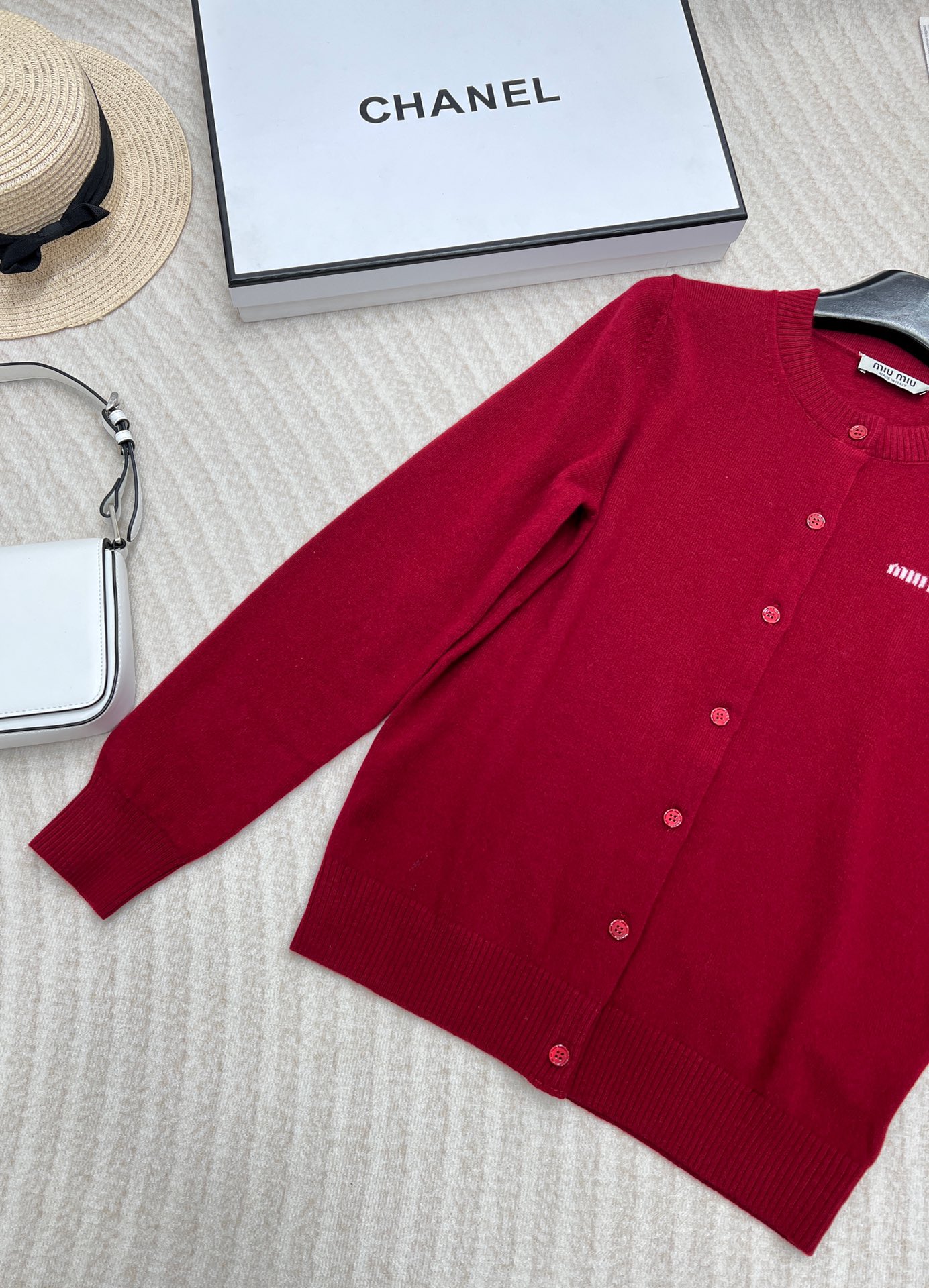 🆕Miumiu原单品质超有圣诞新年氛围感的酒红色针织衫外套！绵羊毛纱线混纺质感厚实舒适，字母标签🏷️设计