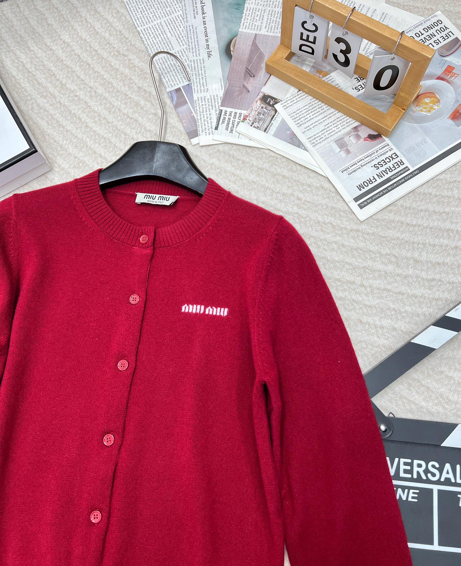 🆕Miumiu原单品质超有圣诞新年氛围感的酒红色针织衫外套！绵羊毛纱线混纺质感厚实舒适，字母标签🏷️设计