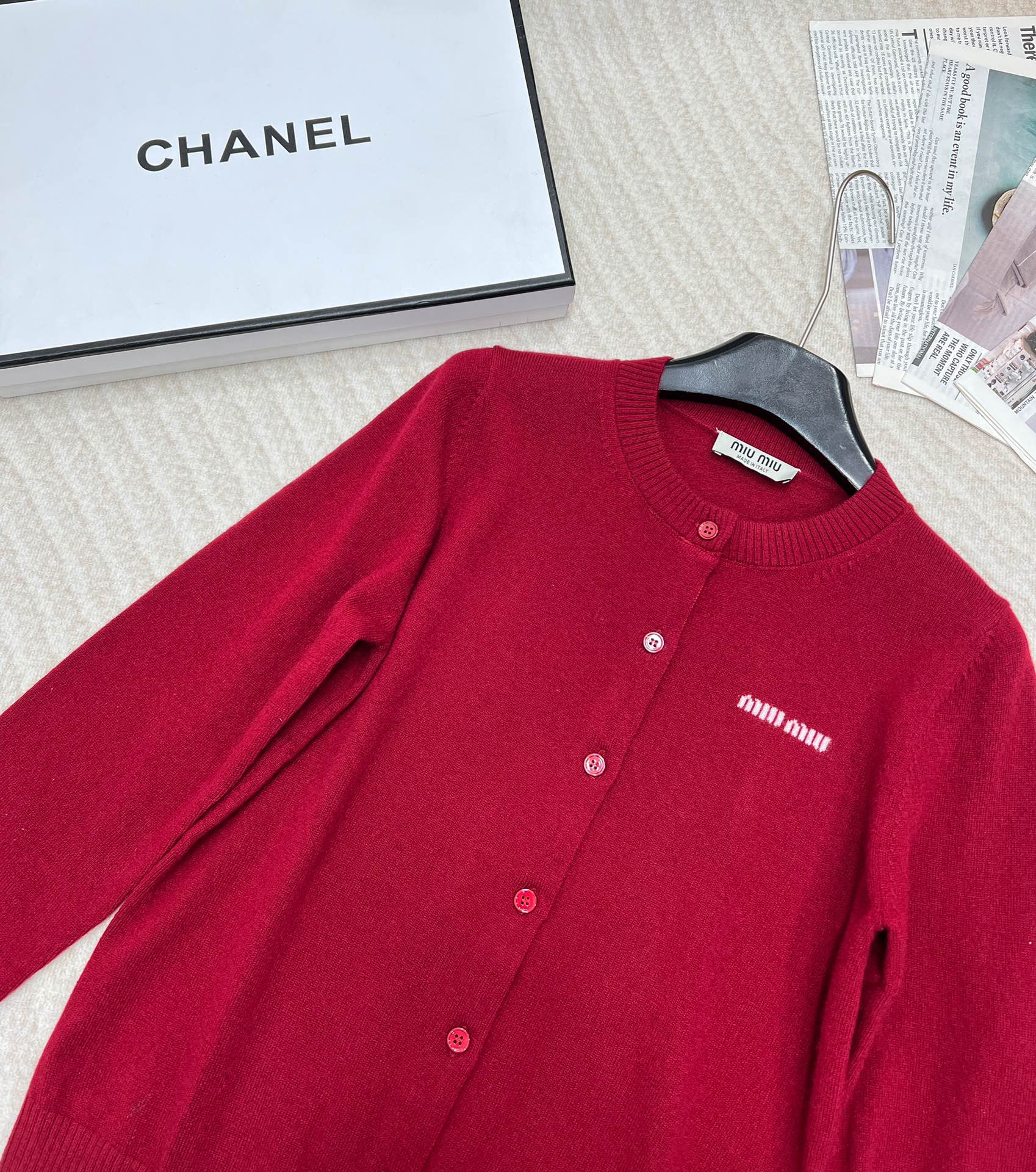 🆕Miumiu原单品质超有圣诞新年氛围感的酒红色针织衫外套！绵羊毛纱线混纺质感厚实舒适，字母标签🏷️设计