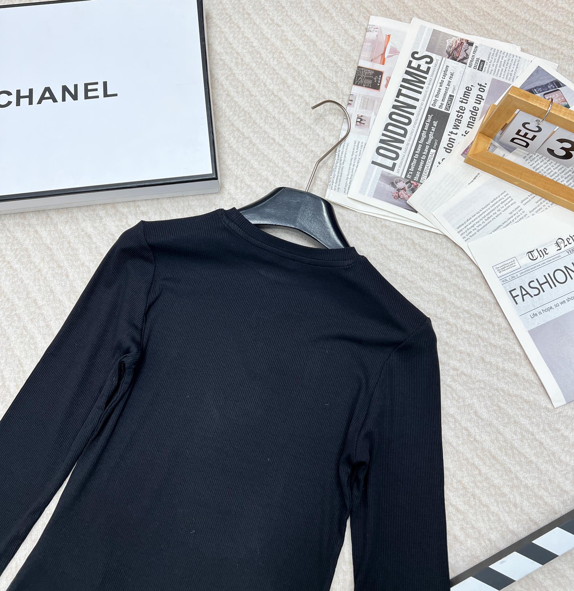 🆕LOEWE 小标logo刺绣长袖打底衫修身弹力螺纹针织衫 修身显瘦，可以单穿或者打底！简约大气，小lo