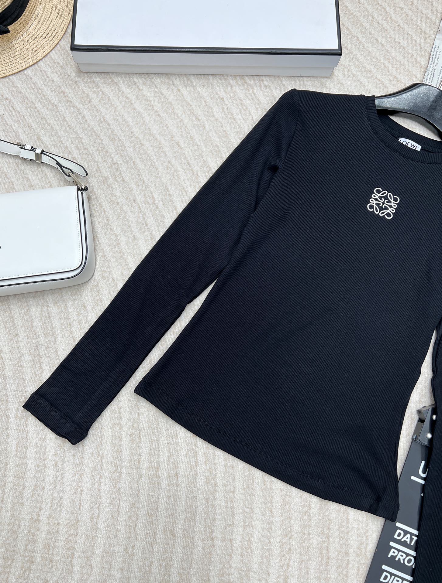 🆕LOEWE 小标logo刺绣长袖打底衫修身弹力螺纹针织衫 修身显瘦，可以单穿或者打底！简约大气，小lo