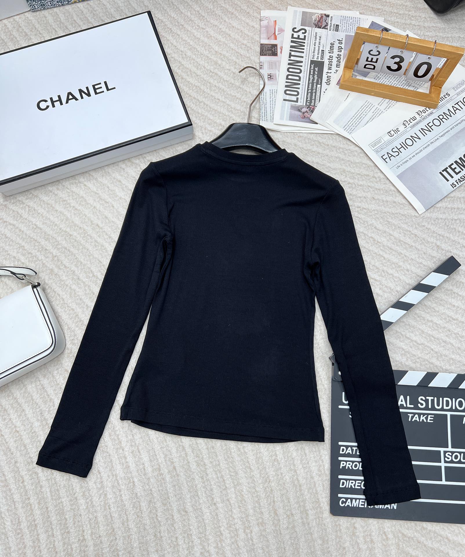 🆕LOEWE 小标logo刺绣长袖打底衫修身弹力螺纹针织衫 修身显瘦，可以单穿或者打底！简约大气，小lo