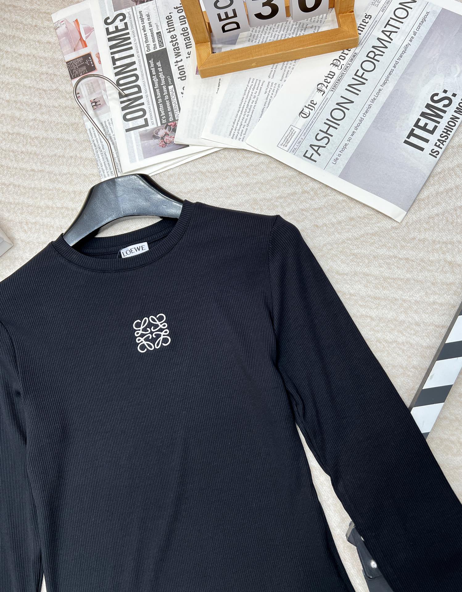 🆕LOEWE 小标logo刺绣长袖打底衫修身弹力螺纹针织衫 修身显瘦，可以单穿或者打底！简约大气，小lo