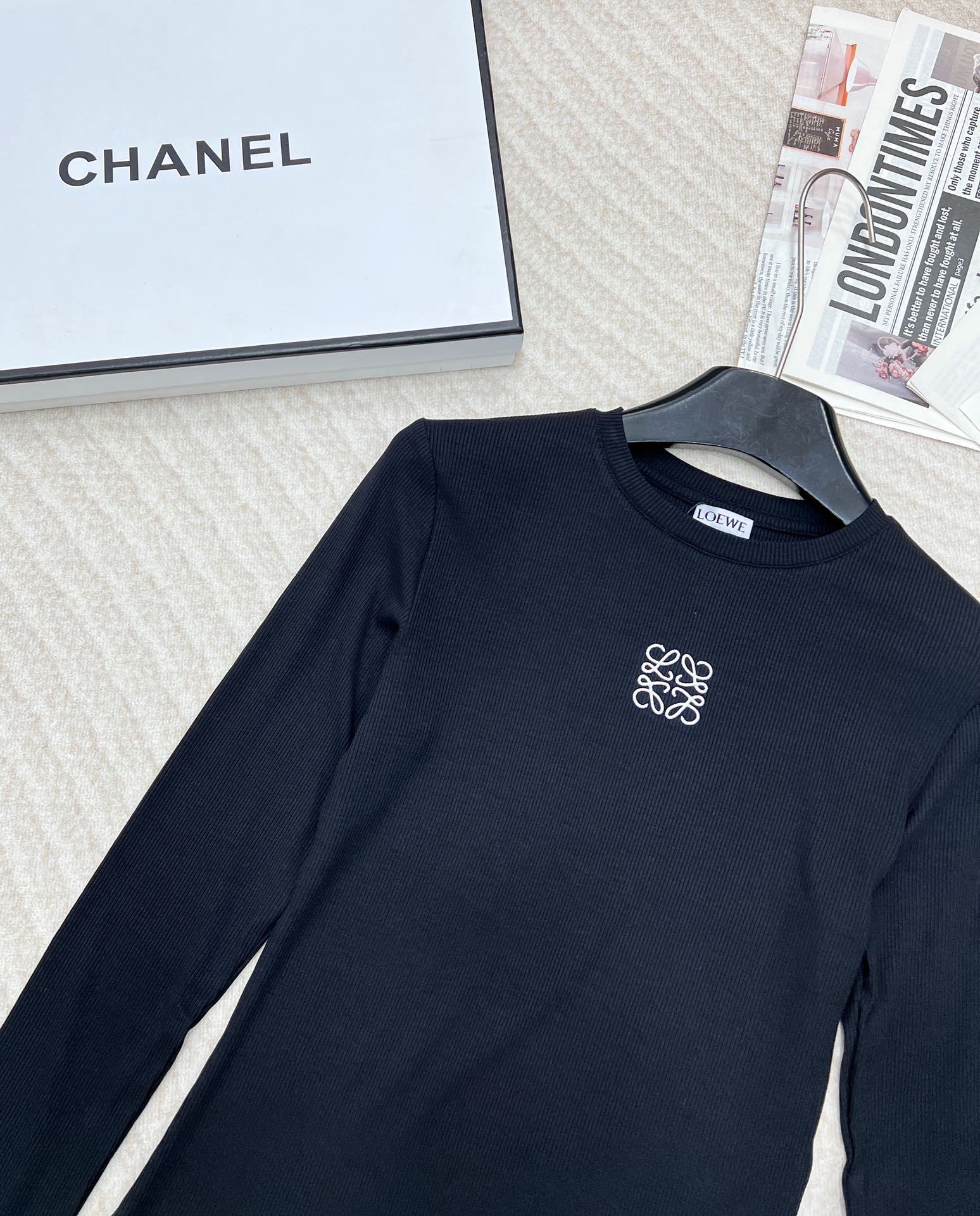 🆕LOEWE 小标logo刺绣长袖打底衫修身弹力螺纹针织衫 修身显瘦，可以单穿或者打底！简约大气，小lo