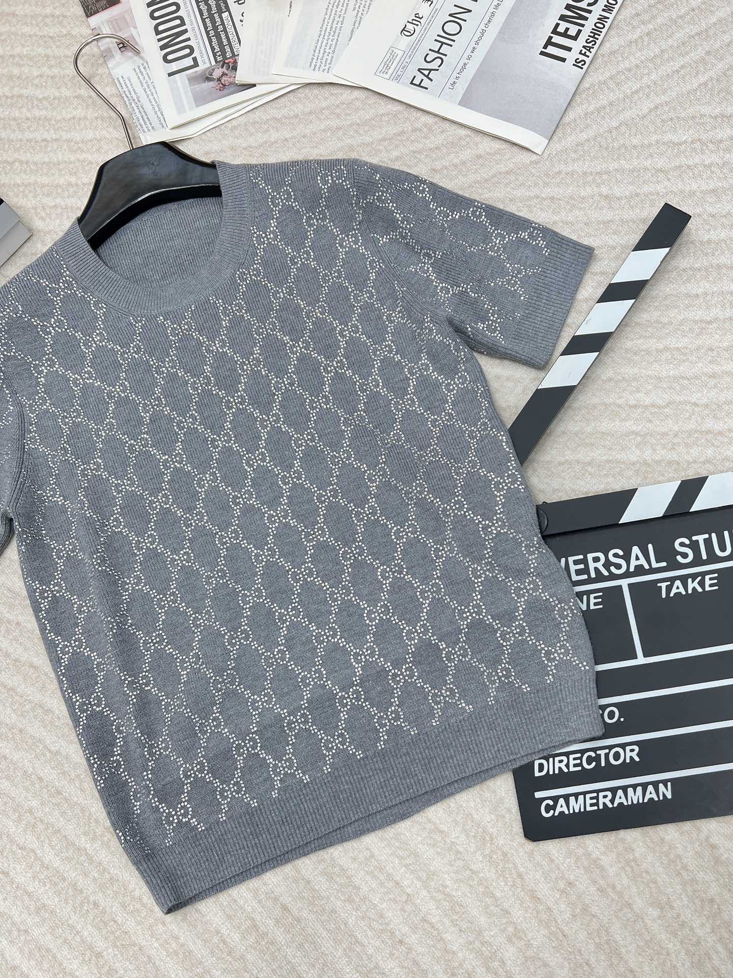 🆕GUCCI新品烫钻羊毛圆领衫，灰色超精细羊毛提花面料，通身饰有烫钻互扣式双G图案，圆领领口 修身版型，