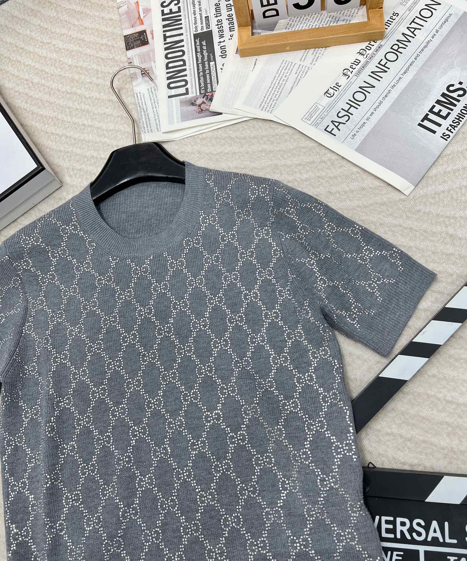 🆕GUCCI新品烫钻羊毛圆领衫，灰色超精细羊毛提花面料，通身饰有烫钻互扣式双G图案，圆领领口 修身版型，