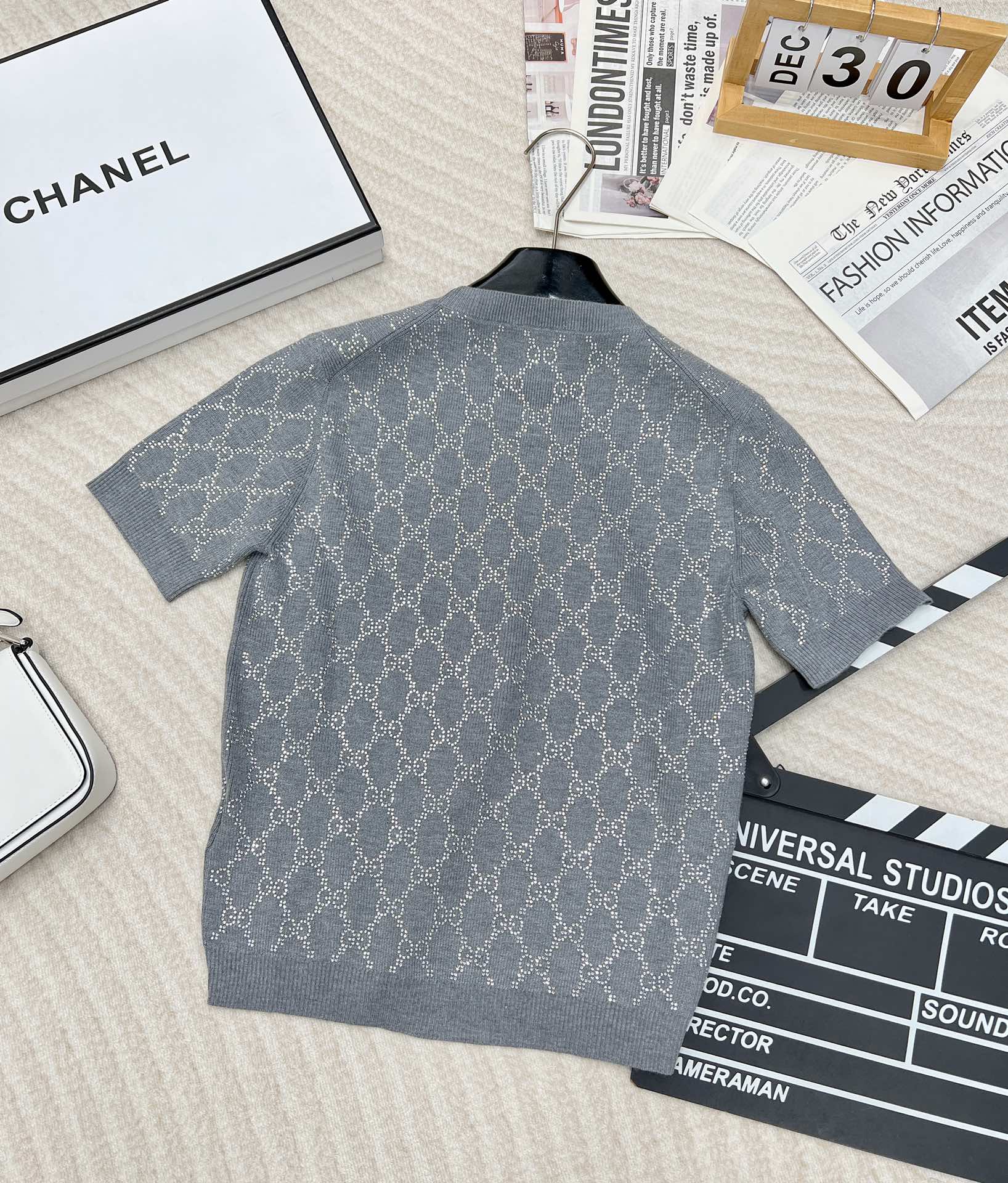 🆕GUCCI新品烫钻羊毛圆领衫，灰色超精细羊毛提花面料，通身饰有烫钻互扣式双G图案，圆领领口 修身版型，