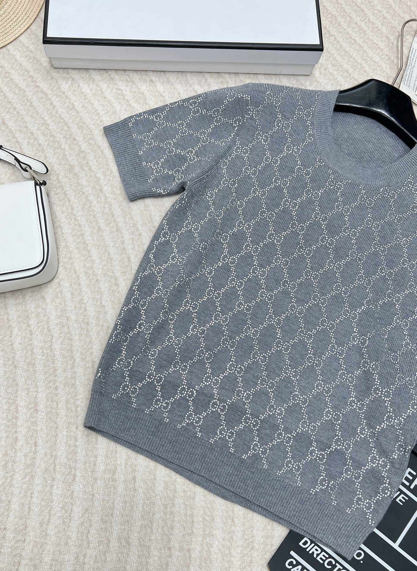 🆕GUCCI新品烫钻羊毛圆领衫，灰色超精细羊毛提花面料，通身饰有烫钻互扣式双G图案，圆领领口 修身版型，